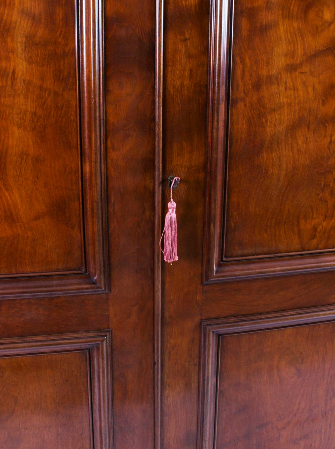 Antique English George IV Flame Mahogany Wardrobe 19th Century For Sale 3