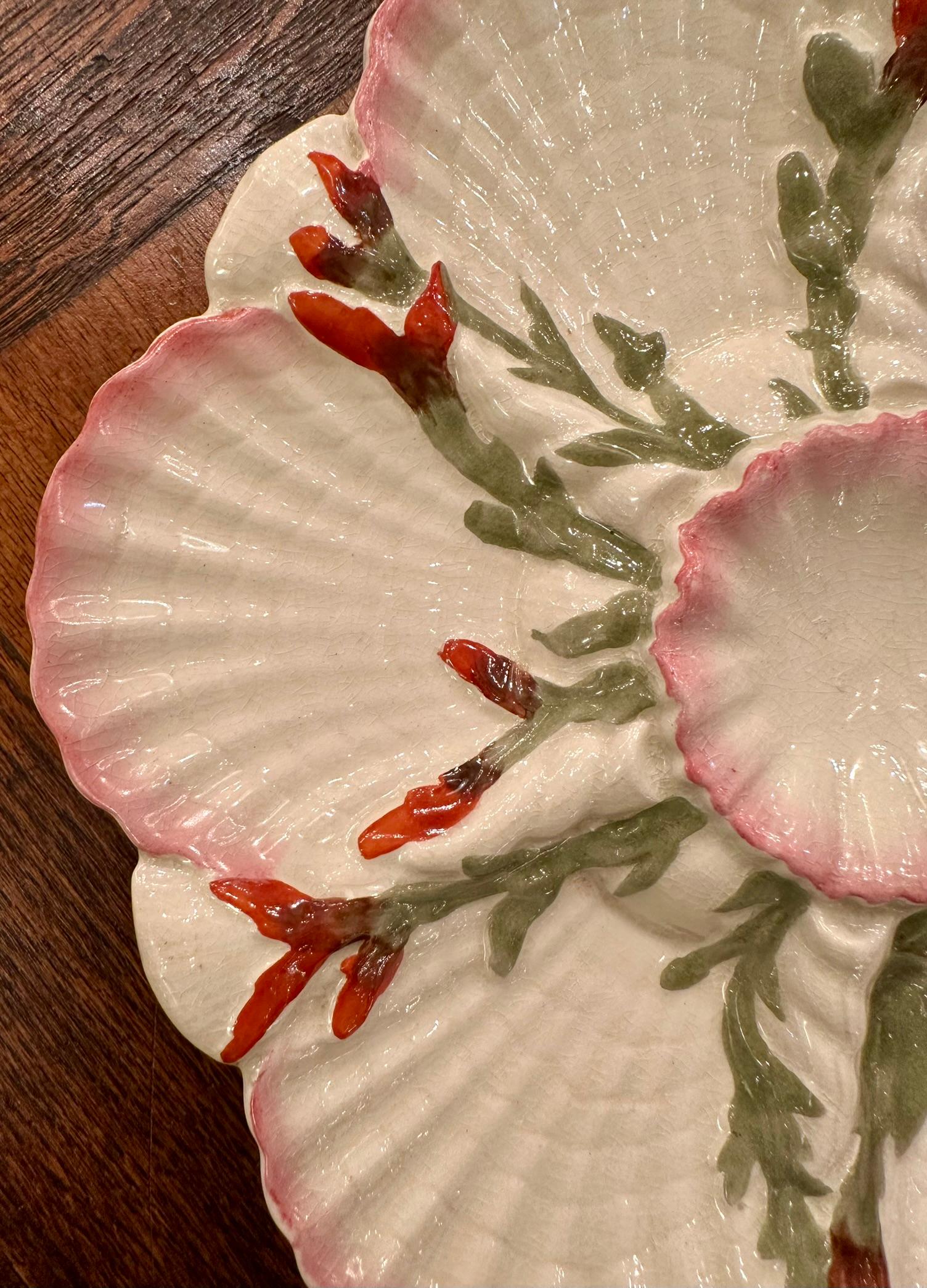 Raro plato antiguo inglés de porcelana mayólica 