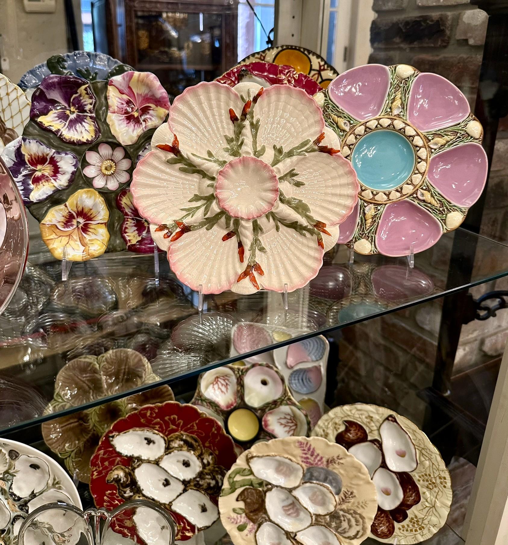 Antiguo plato de ostras inglés de porcelana mayólica George Jones, circa 1870. Porcelana en venta