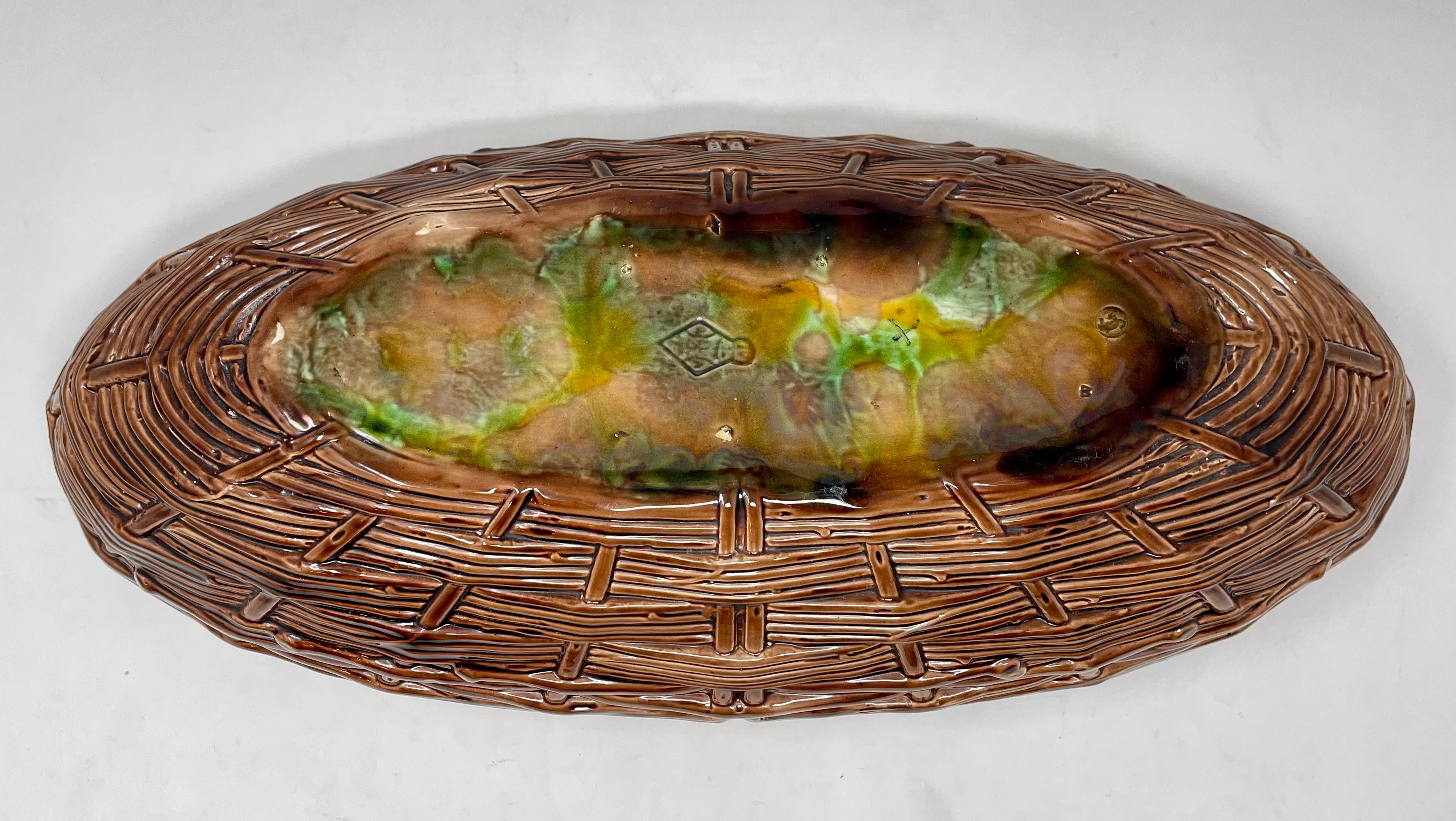 XIXe siècle Ancienne soupière à poisson en poterie majolique anglaise 