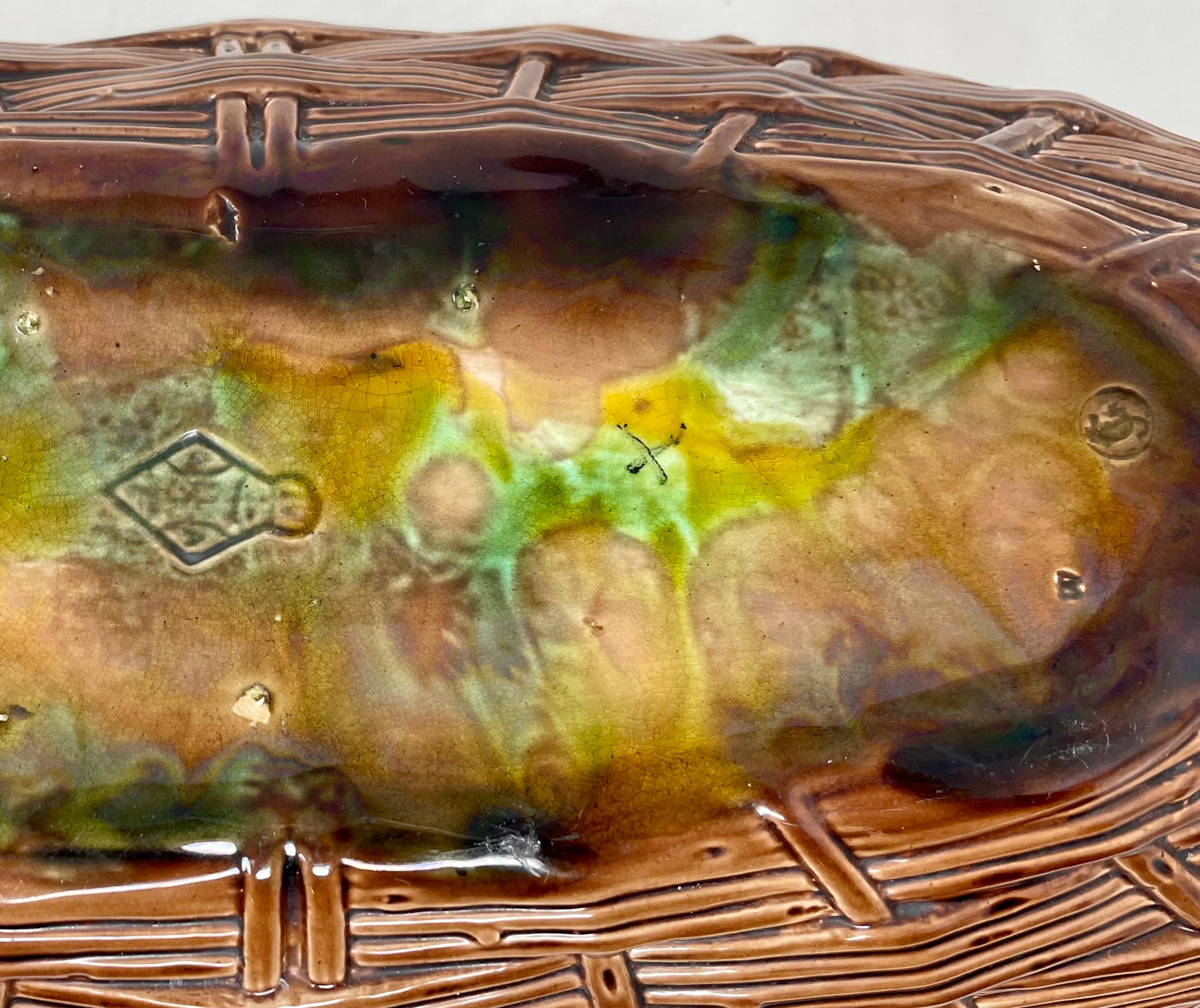 Porcelaine Ancienne soupière à poisson en poterie majolique anglaise 