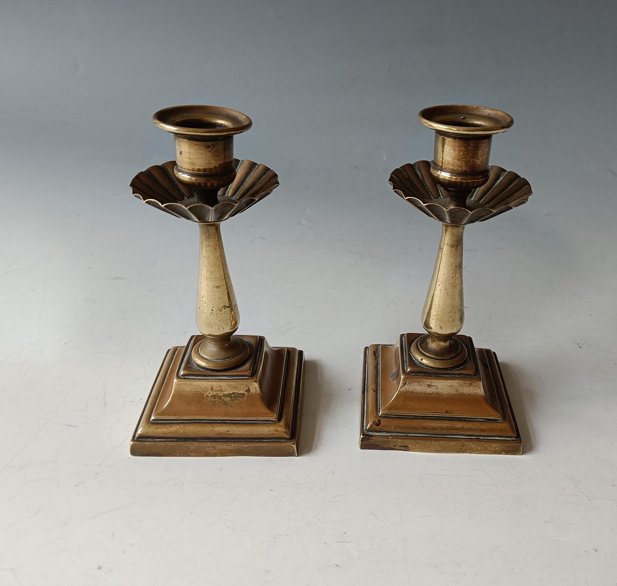 Antique English Georgian Brass Candle stick holders

A elegant English Georgian small size with waisted detail

Nice aged patina 

very good condition,

Measures: height 26 cm.