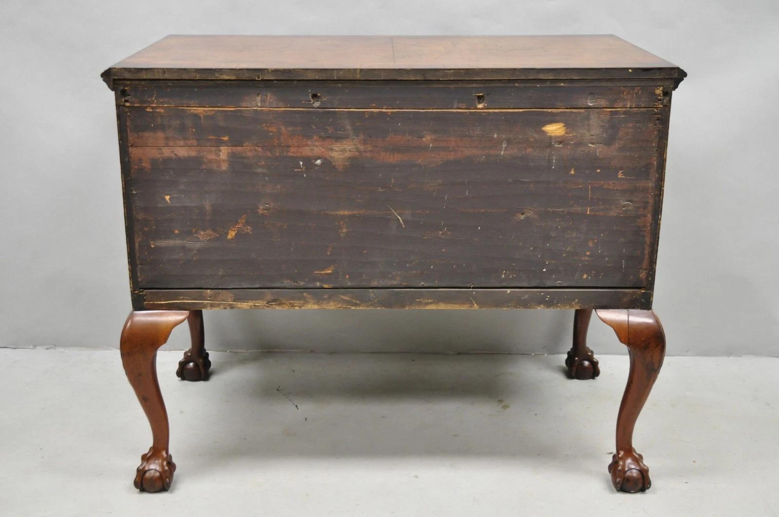 Antico comò inglese georgiano in radica di noce con intarsi a sfera e ad artiglio in vendita 5