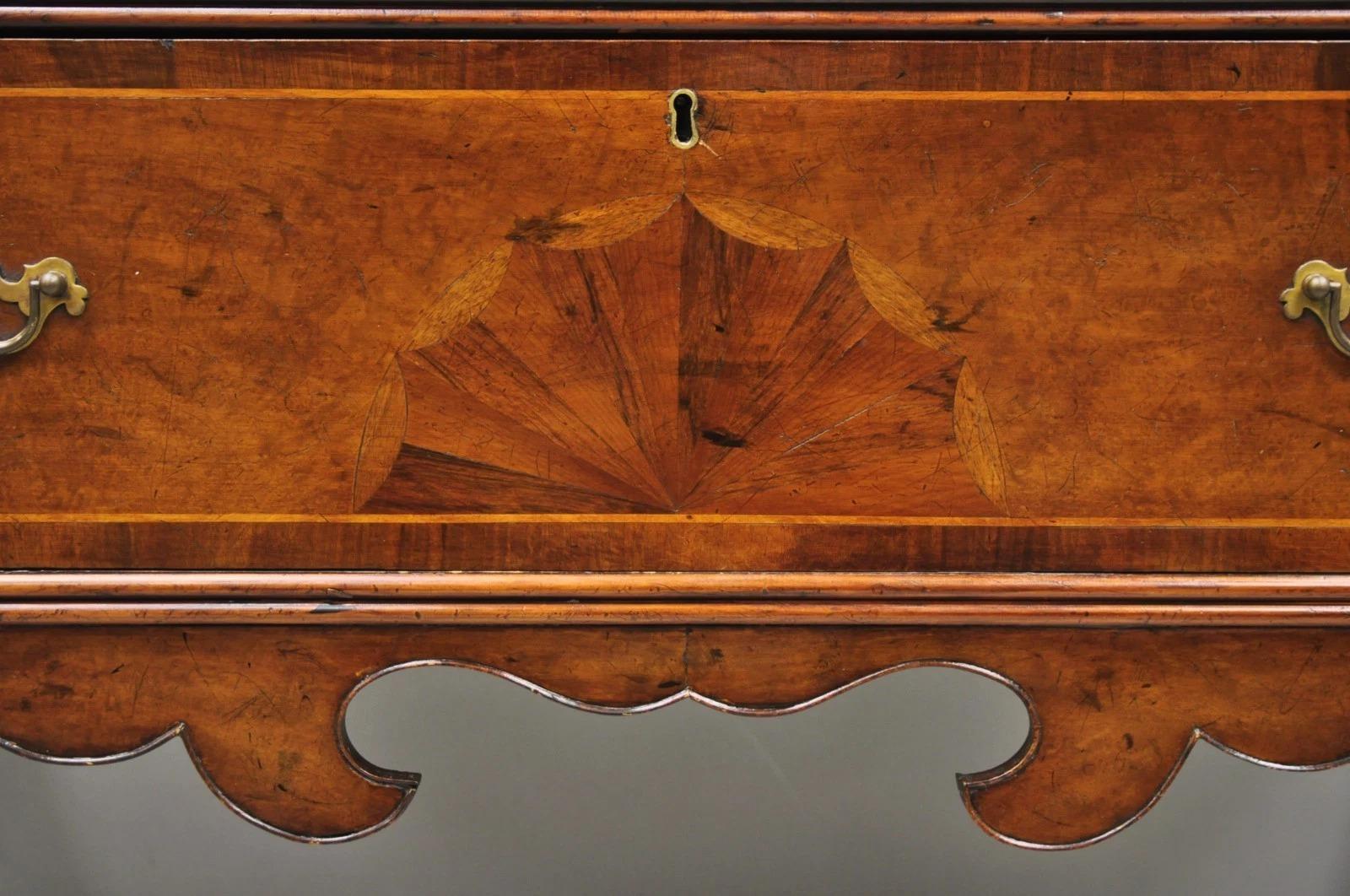 Antico comò inglese georgiano in radica di noce con intarsi a sfera e ad artiglio In condizioni buone in vendita a Philadelphia, PA