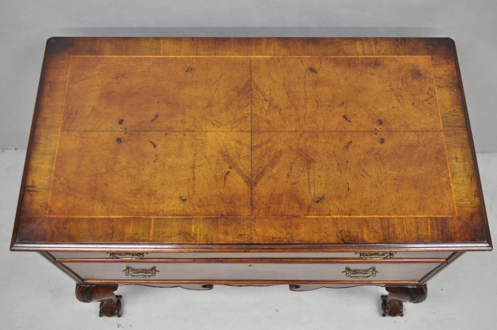 Antico comò inglese georgiano in radica di noce con intarsi a sfera e ad artiglio in vendita 1