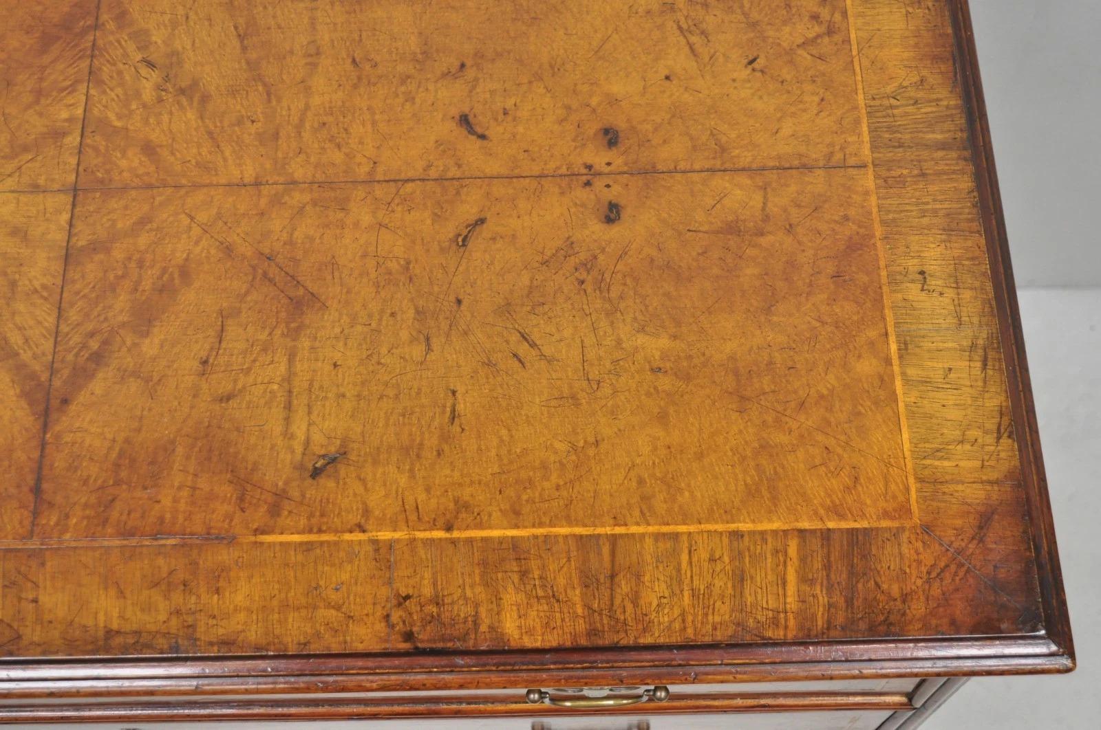 Antico comò inglese georgiano in radica di noce con intarsi a sfera e ad artiglio in vendita 2