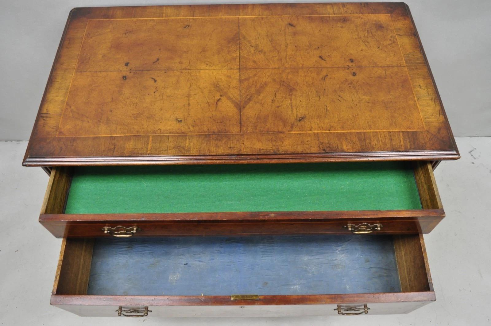 Antico comò inglese georgiano in radica di noce con intarsi a sfera e ad artiglio in vendita 3