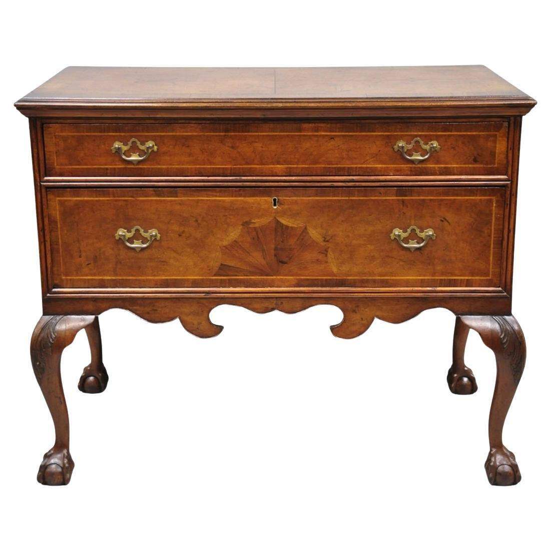 Antico comò inglese georgiano in radica di noce con intarsi a sfera e ad artiglio