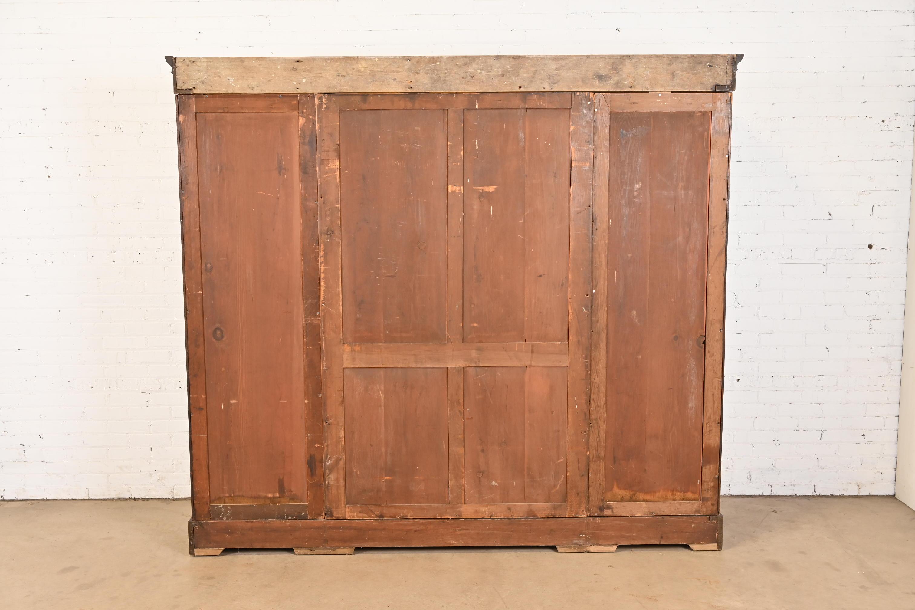 Ancienne armoire bibliothèque triple en acajou sculpté de style géorgien anglais en vente 3