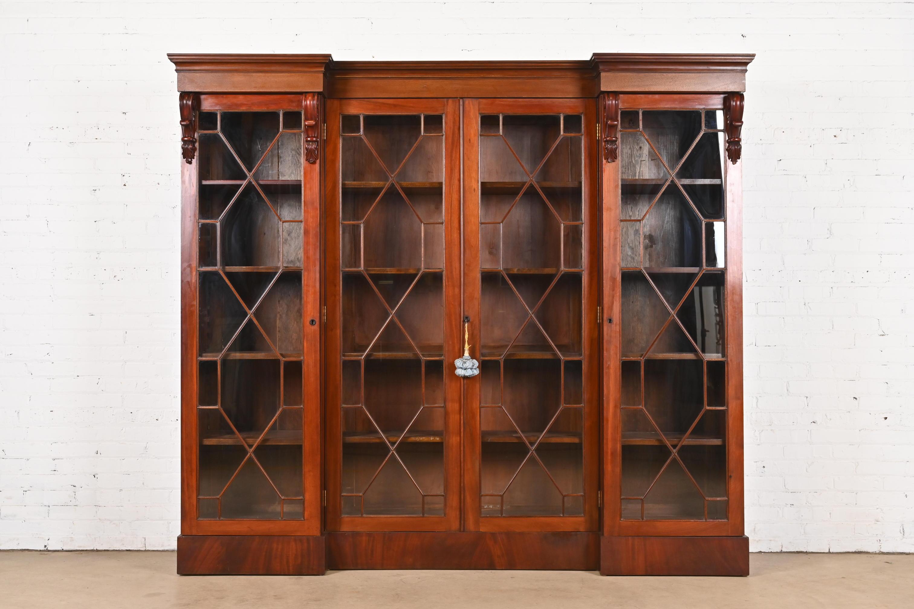 Georgien Ancienne armoire bibliothèque triple en acajou sculpté de style géorgien anglais en vente