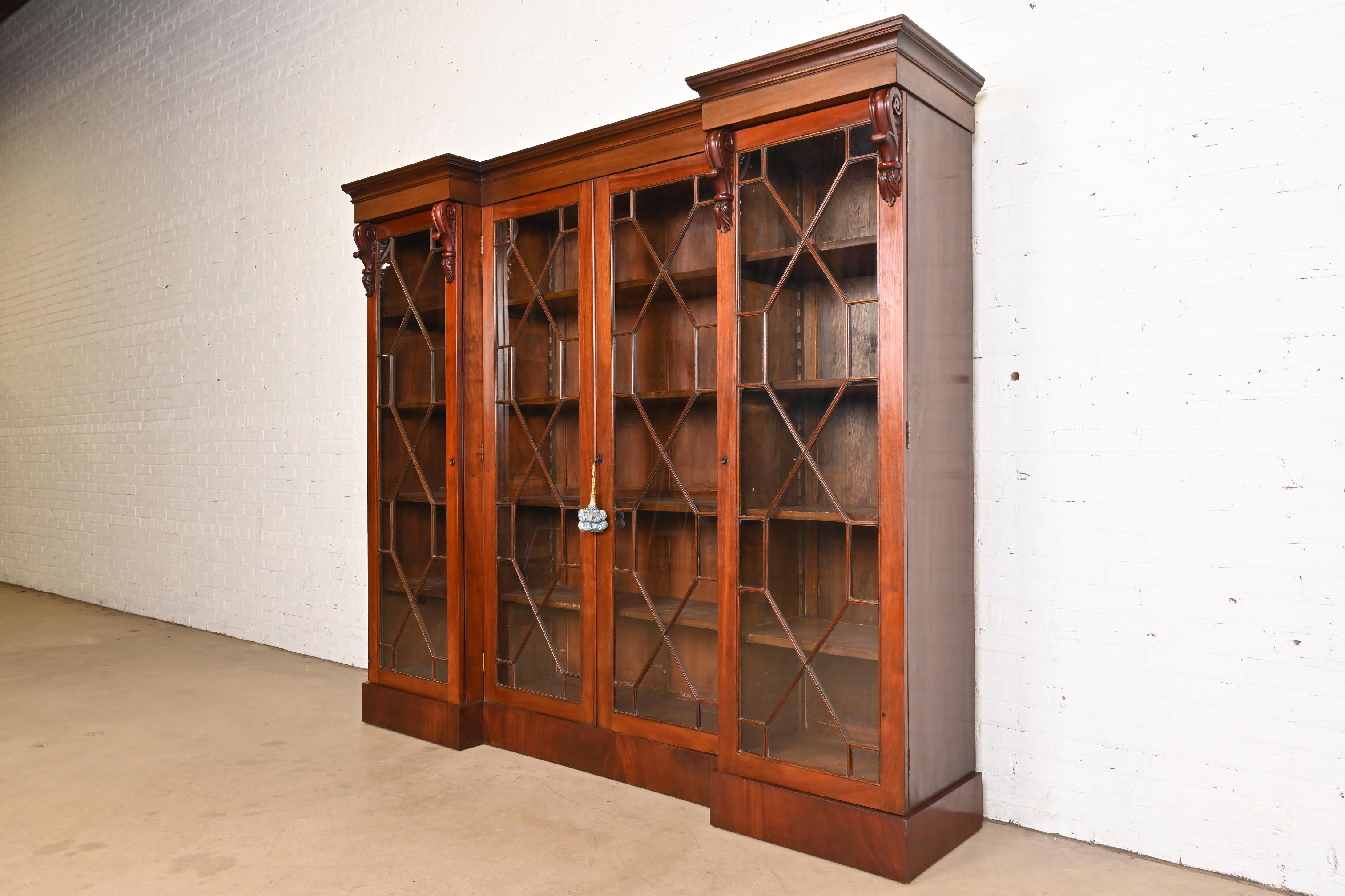 Anglais Ancienne armoire bibliothèque triple en acajou sculpté de style géorgien anglais en vente