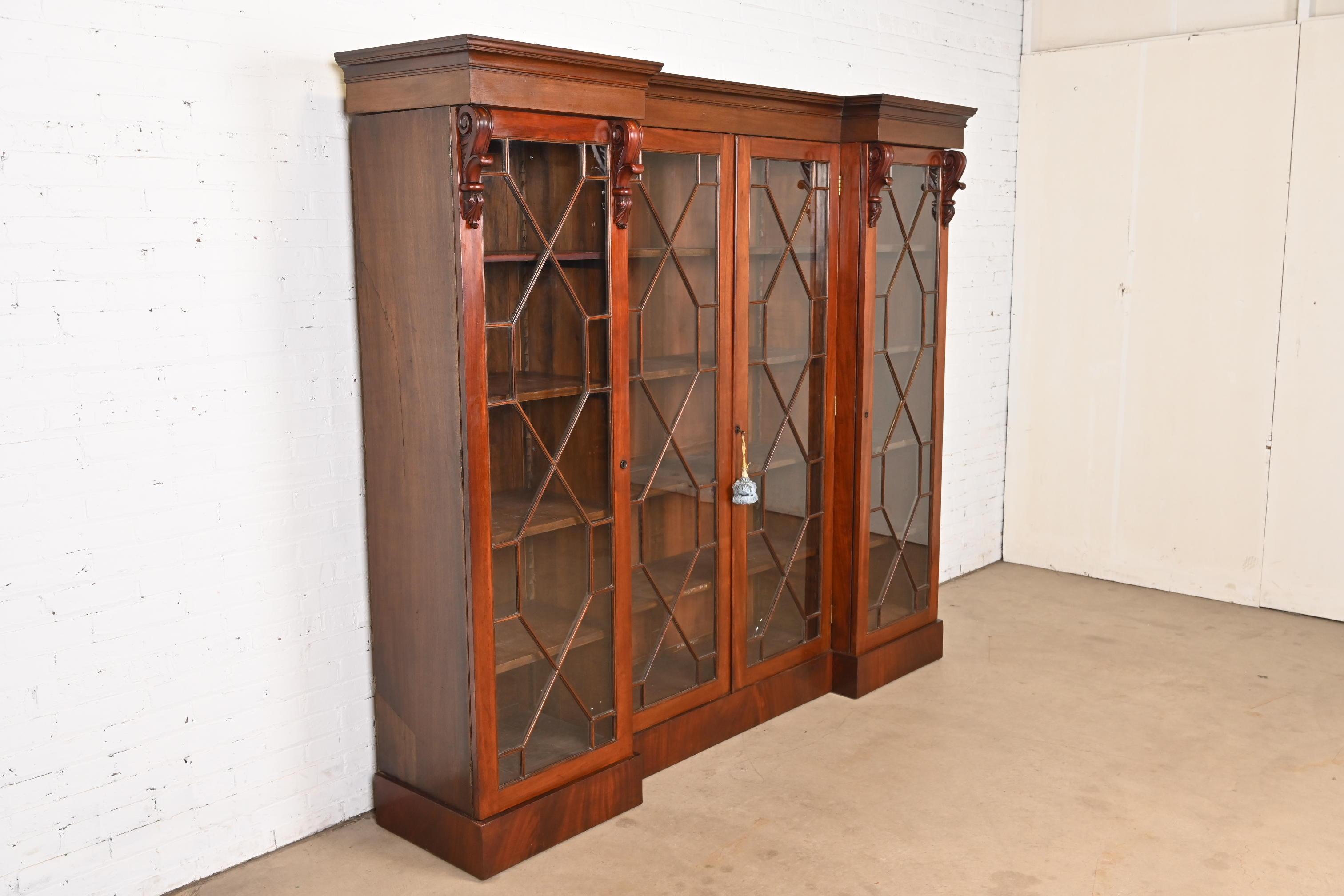 Ancienne armoire bibliothèque triple en acajou sculpté de style géorgien anglais Bon état - En vente à South Bend, IN