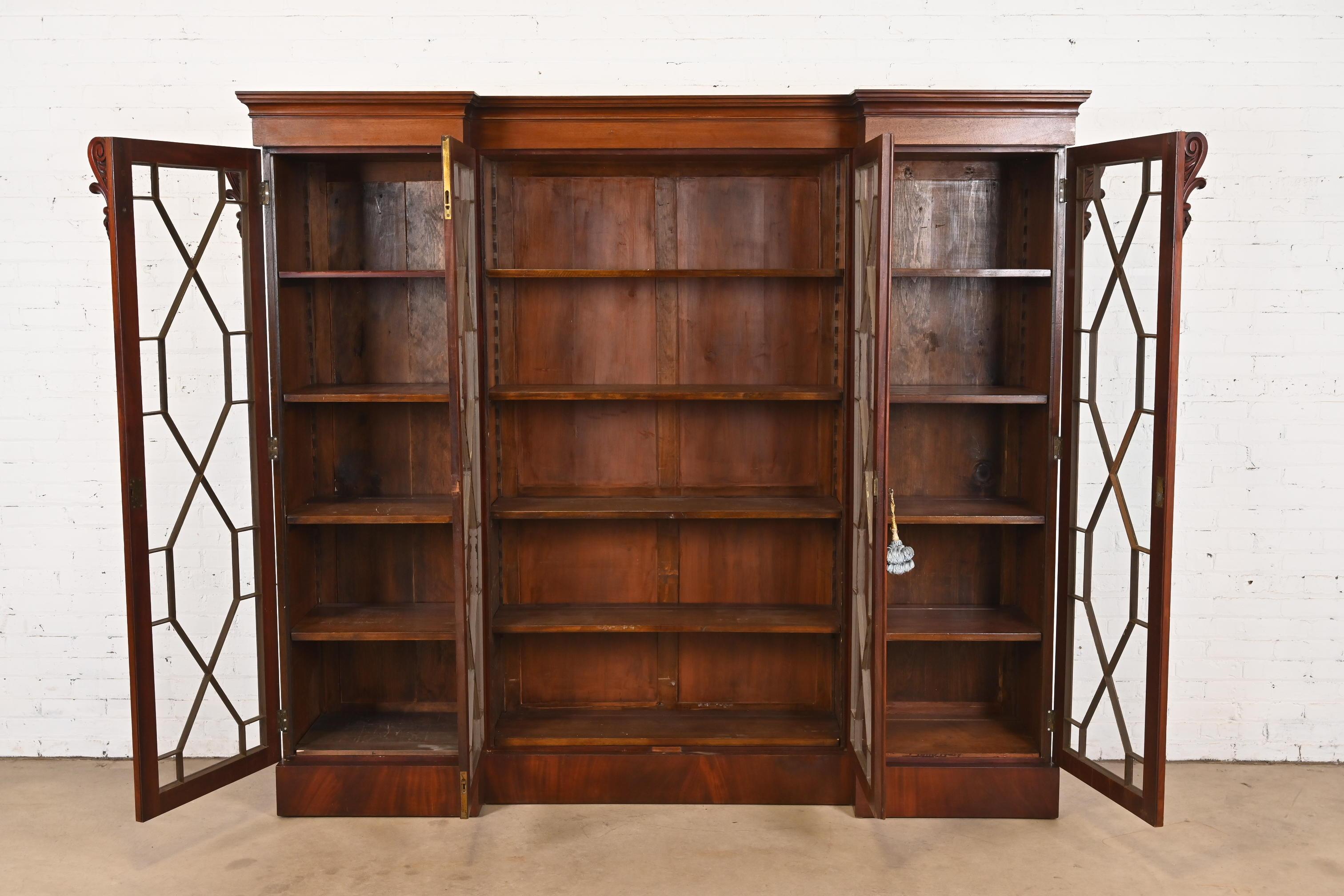 20ième siècle Ancienne armoire bibliothèque triple en acajou sculpté de style géorgien anglais en vente