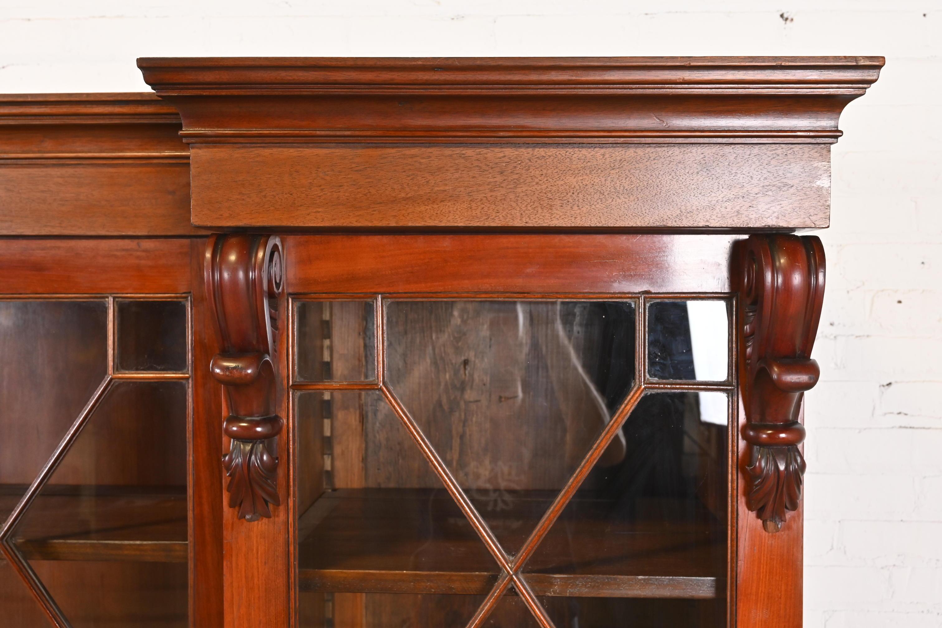Verre Ancienne armoire bibliothèque triple en acajou sculpté de style géorgien anglais en vente