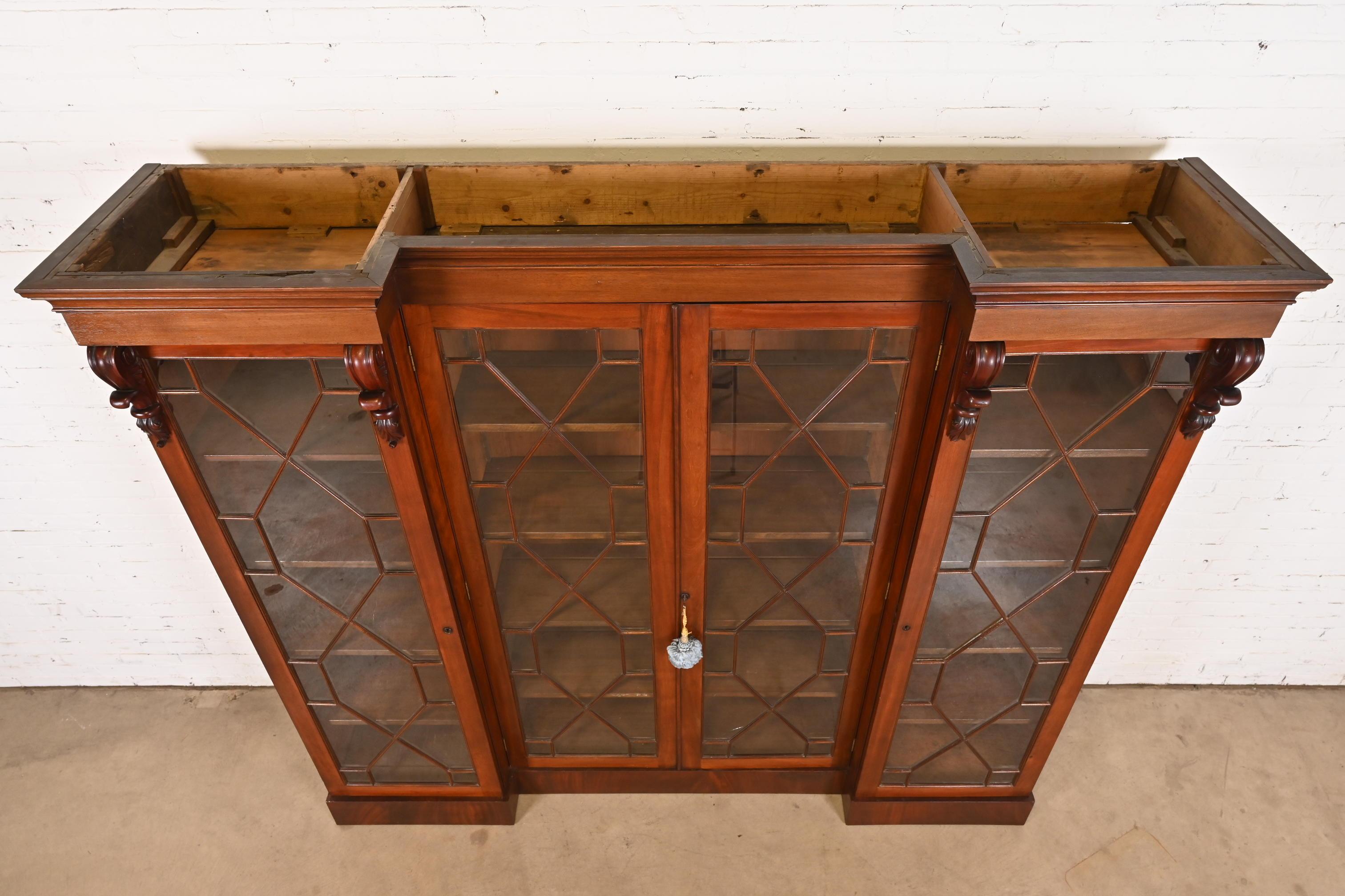 Ancienne armoire bibliothèque triple en acajou sculpté de style géorgien anglais en vente 1