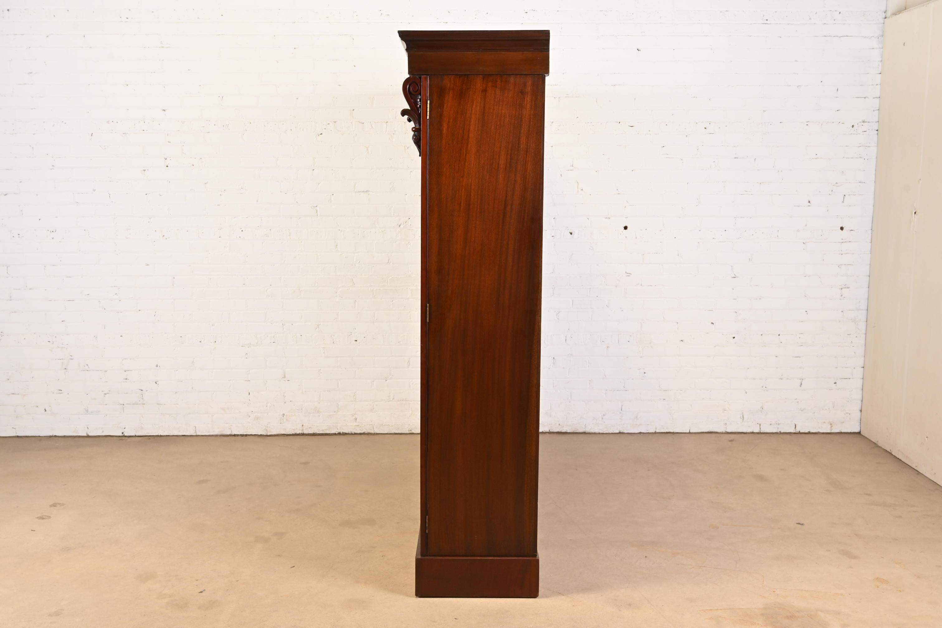 Ancienne armoire bibliothèque triple en acajou sculpté de style géorgien anglais en vente 2