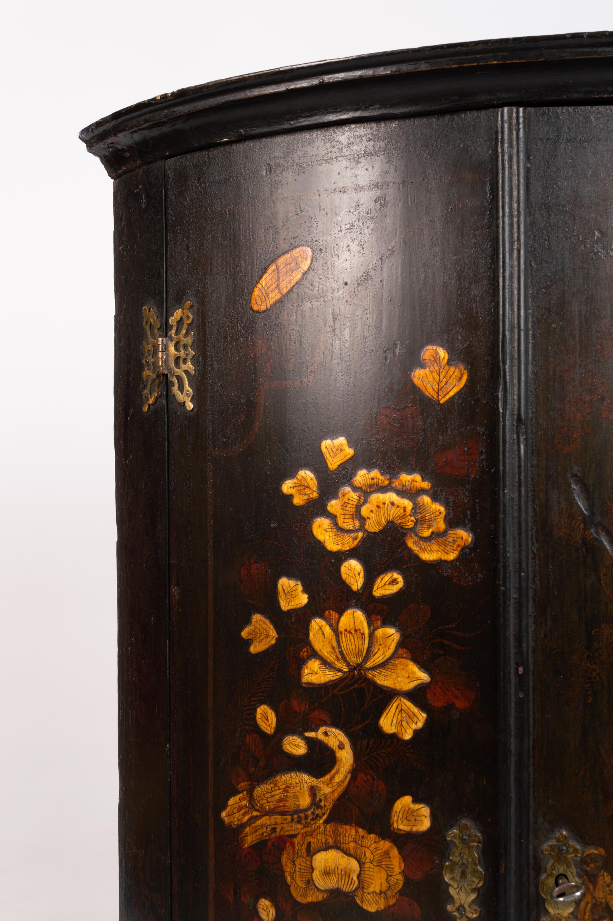 Antique English Georgian Chinoiserie Lacquered Hanging Bow Front Corner Cupboard For Sale 6