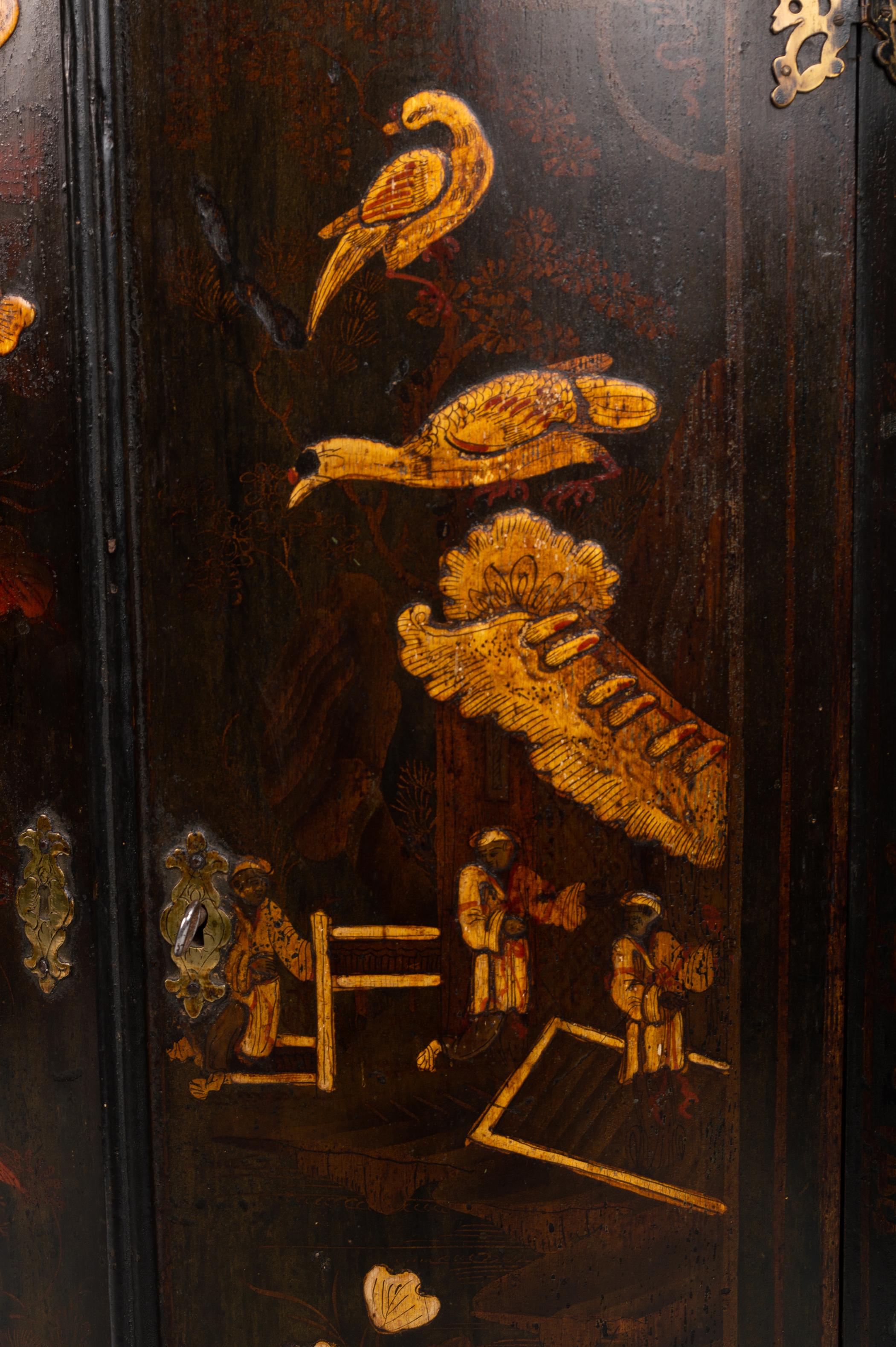 Antiker englischer georgianischer Chinoiserie-Eckschrank mit hängender Bogenfront, lackiert im Zustand „Gut“ im Angebot in London, GB