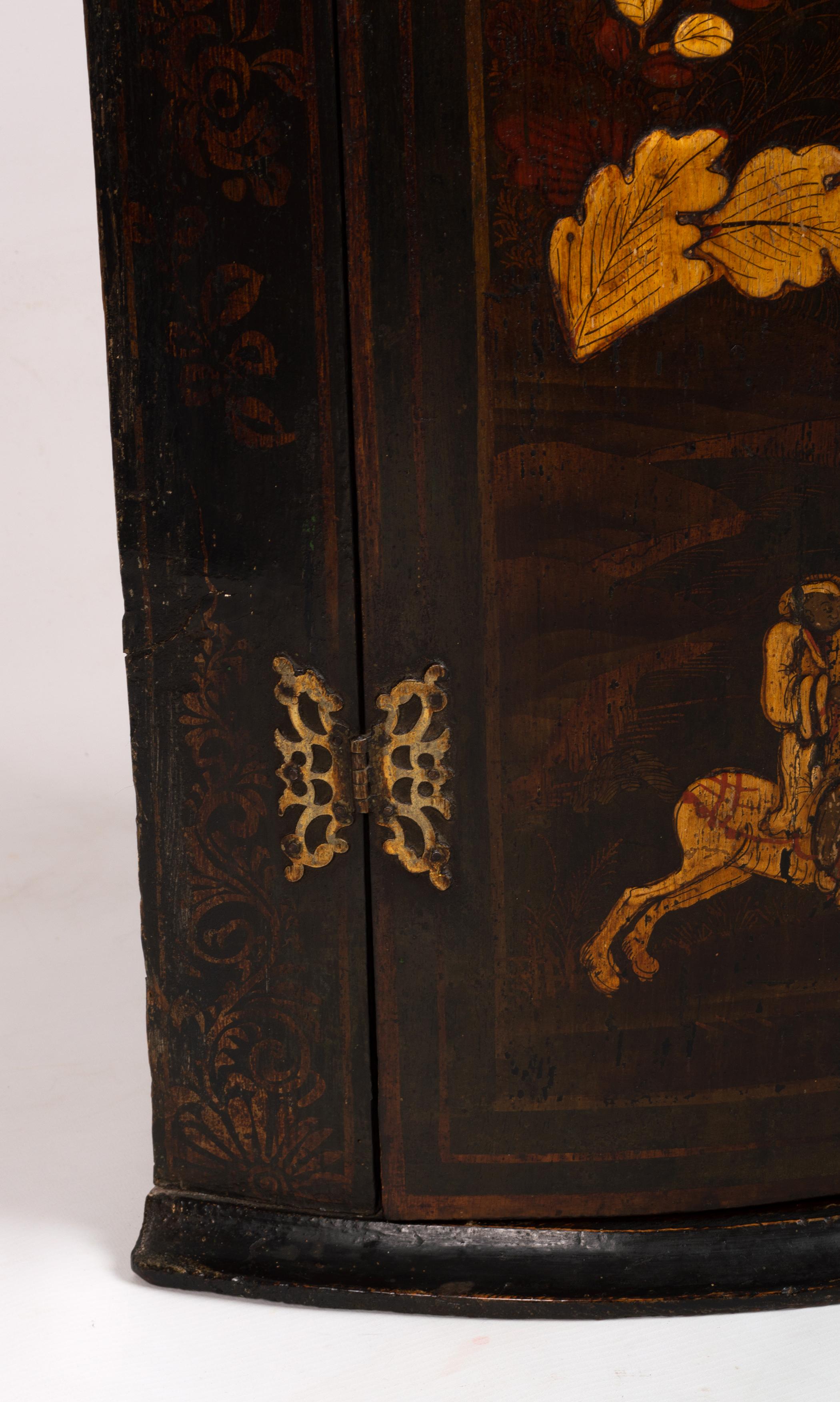 Antiker englischer georgianischer Chinoiserie-Eckschrank mit hängender Bogenfront, lackiert (Mahagoni) im Angebot