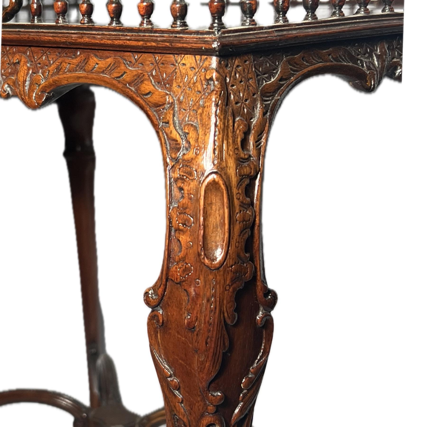 Antique English Georgian Chippendale Style Mahogany Silver Table, Circa 1820's. In Good Condition For Sale In New Orleans, LA