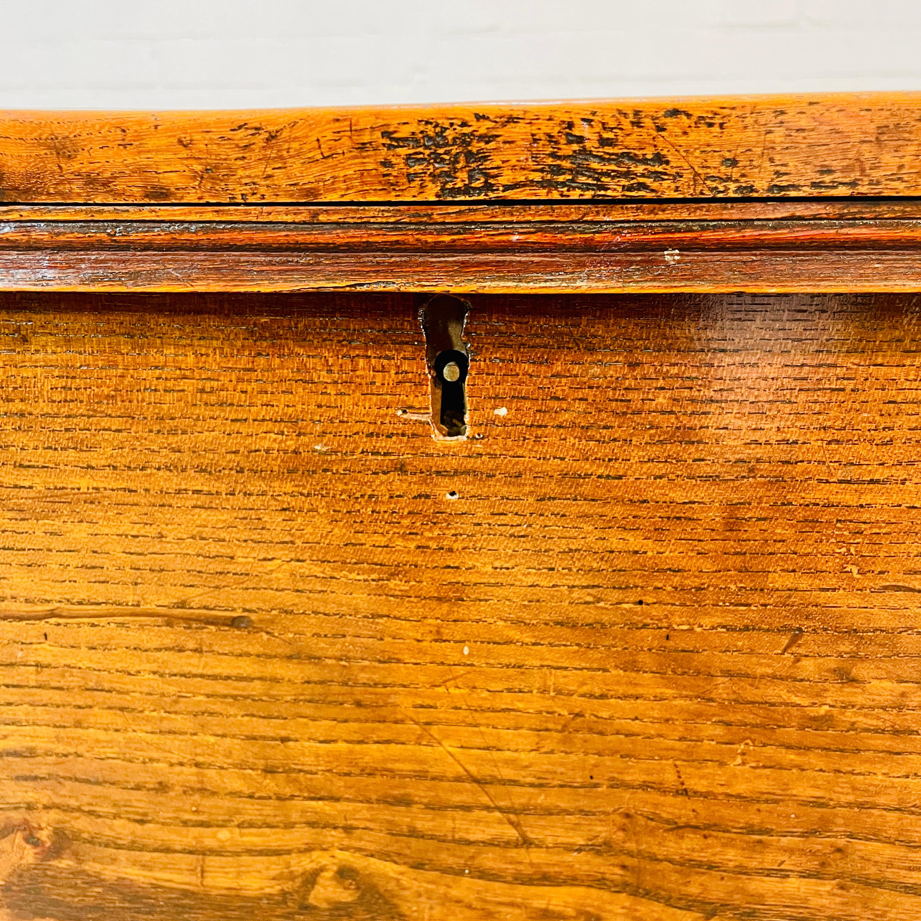 Antiker englischer georgianischer Koffer / Truhe, frühes 19. Jahrhundert (Ulmenholz) im Angebot