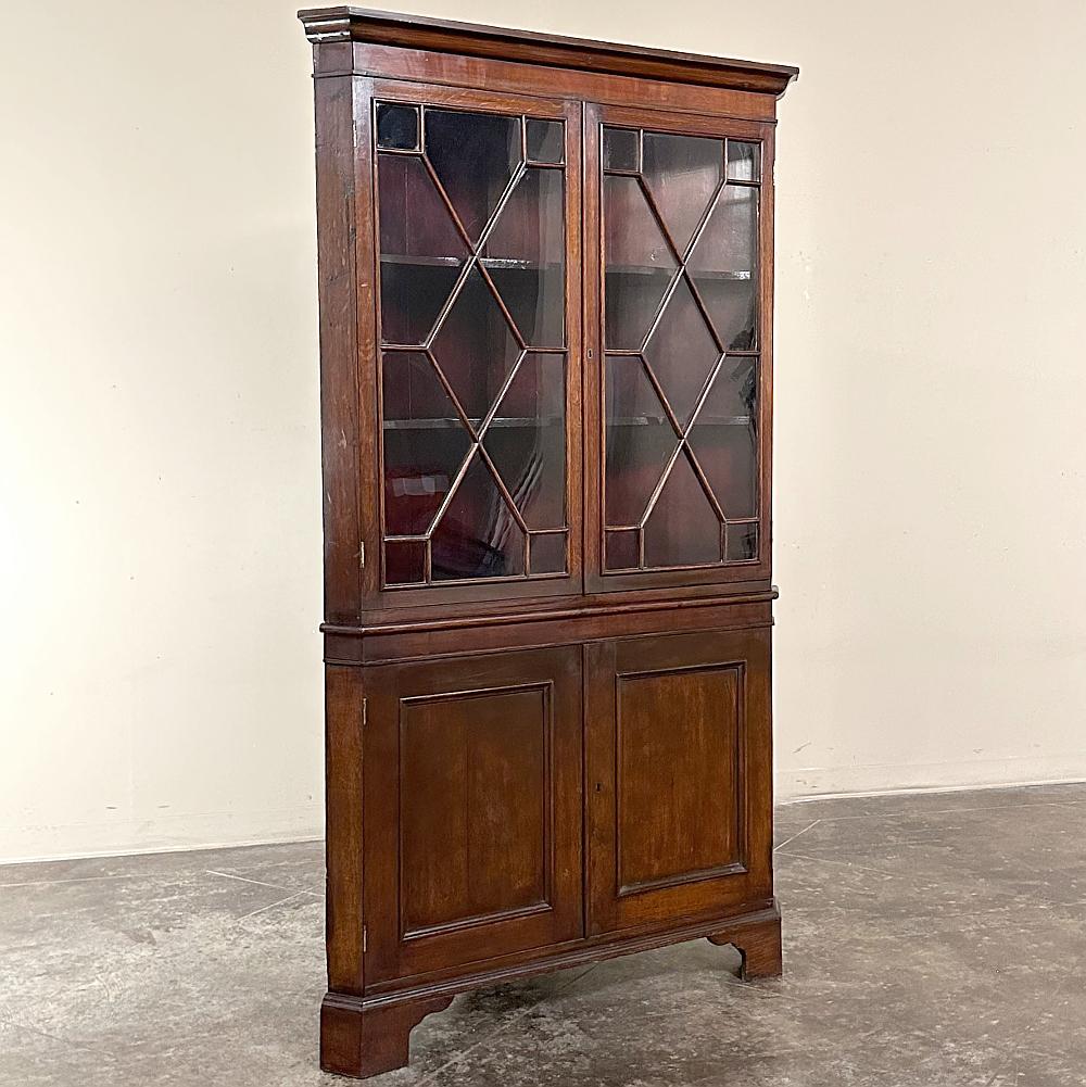 L'ancien cabinet de curiosités géorgien anglais ~ vitrine est le choix idéal pour ce qui est généralement un coin inutilisé.  Fabriquée en chêne ancien et dotée d'une finition acajou, elle présente les vitres en forme de diamant caractéristiques de