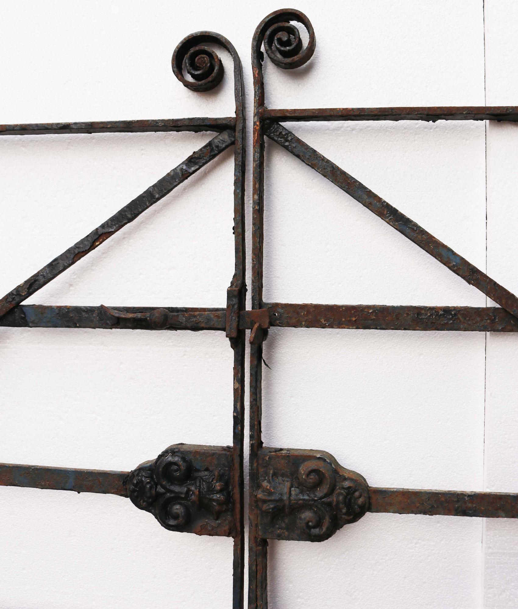 Antique English Georgian Driveway Gates In Good Condition For Sale In Wormelow, Herefordshire