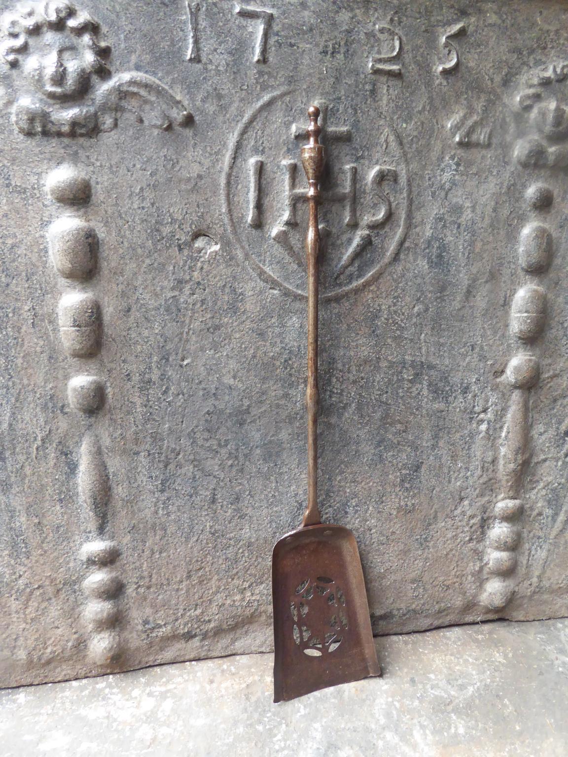 18th-19th century English Georgian fireplace shovel made of wrought iron. The shovel is in a good condition and is fully functional.