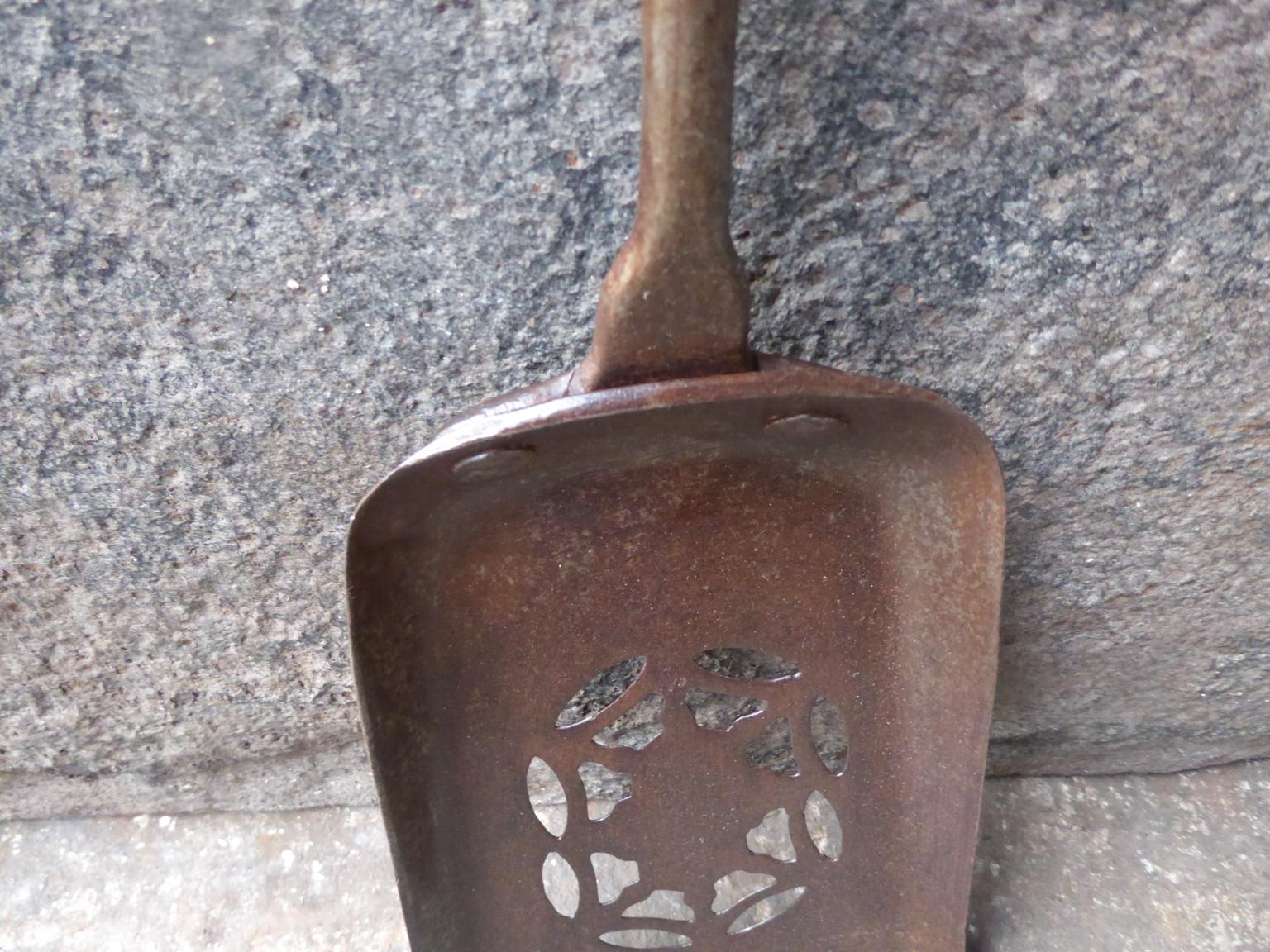 Antique English Georgian Fireplace Shovel or Fire Shovel, 18th-19th Century In Good Condition For Sale In Amerongen, NL