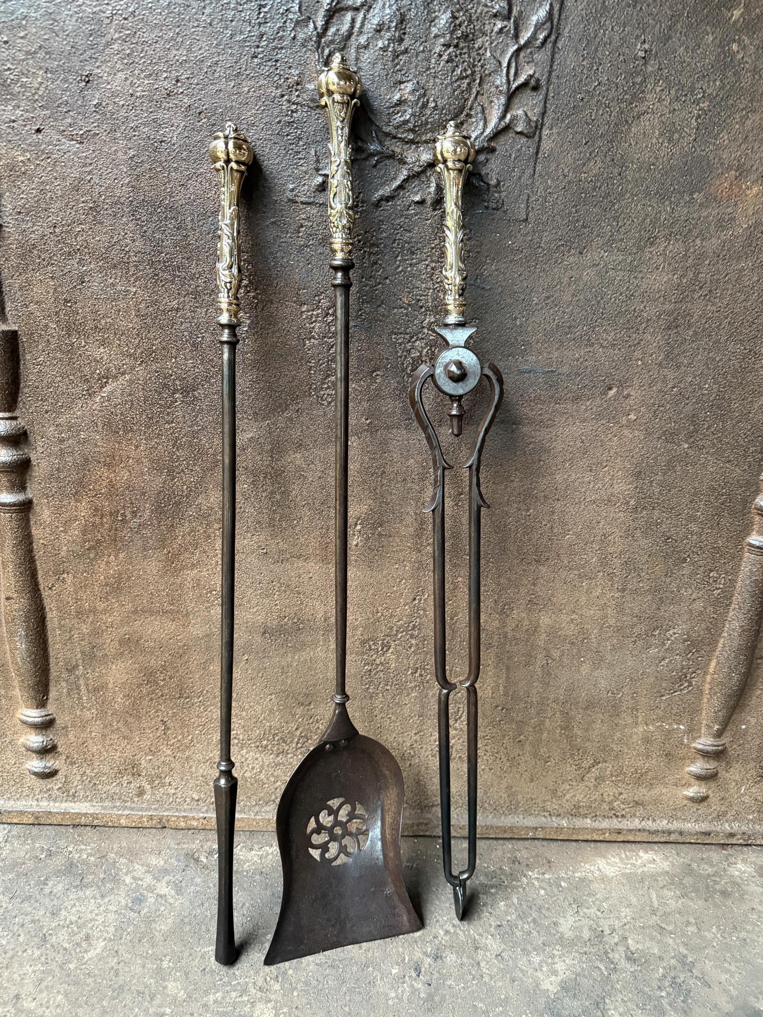 Ensemble d'outils de cheminée de la fin du 18e ou du début du 19e siècle, de style géorgien anglais. Il est fabriqué en fer forgé et en laiton poli. L'ensemble des outils comprend une pince à cheminée, un tisonnier et une pelle. L'état est bon. Il
