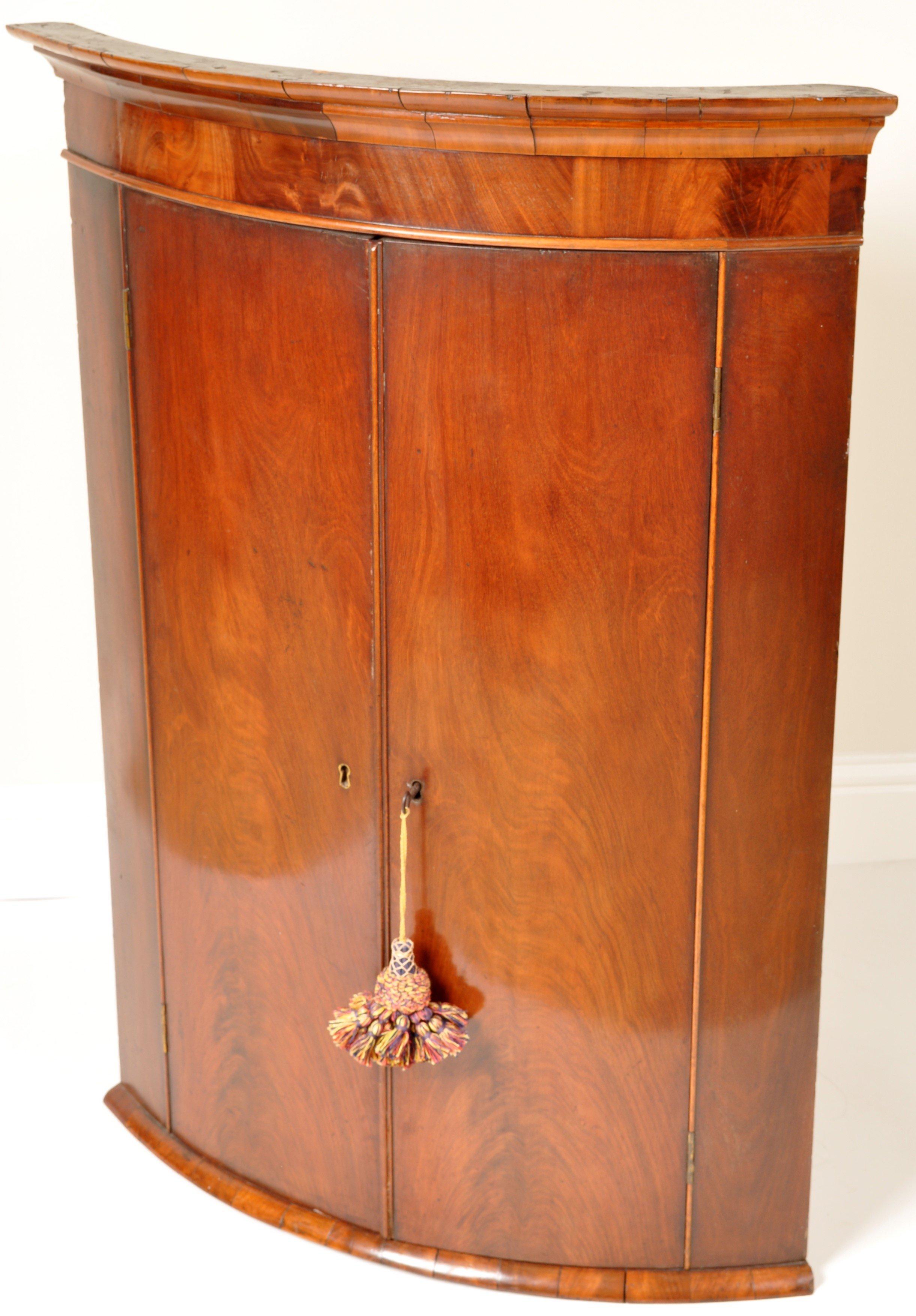 Antique English Georgian Flame Mahogany Bow-Fronted Corner Cabinet, circa 1780 In Good Condition In Portland, OR