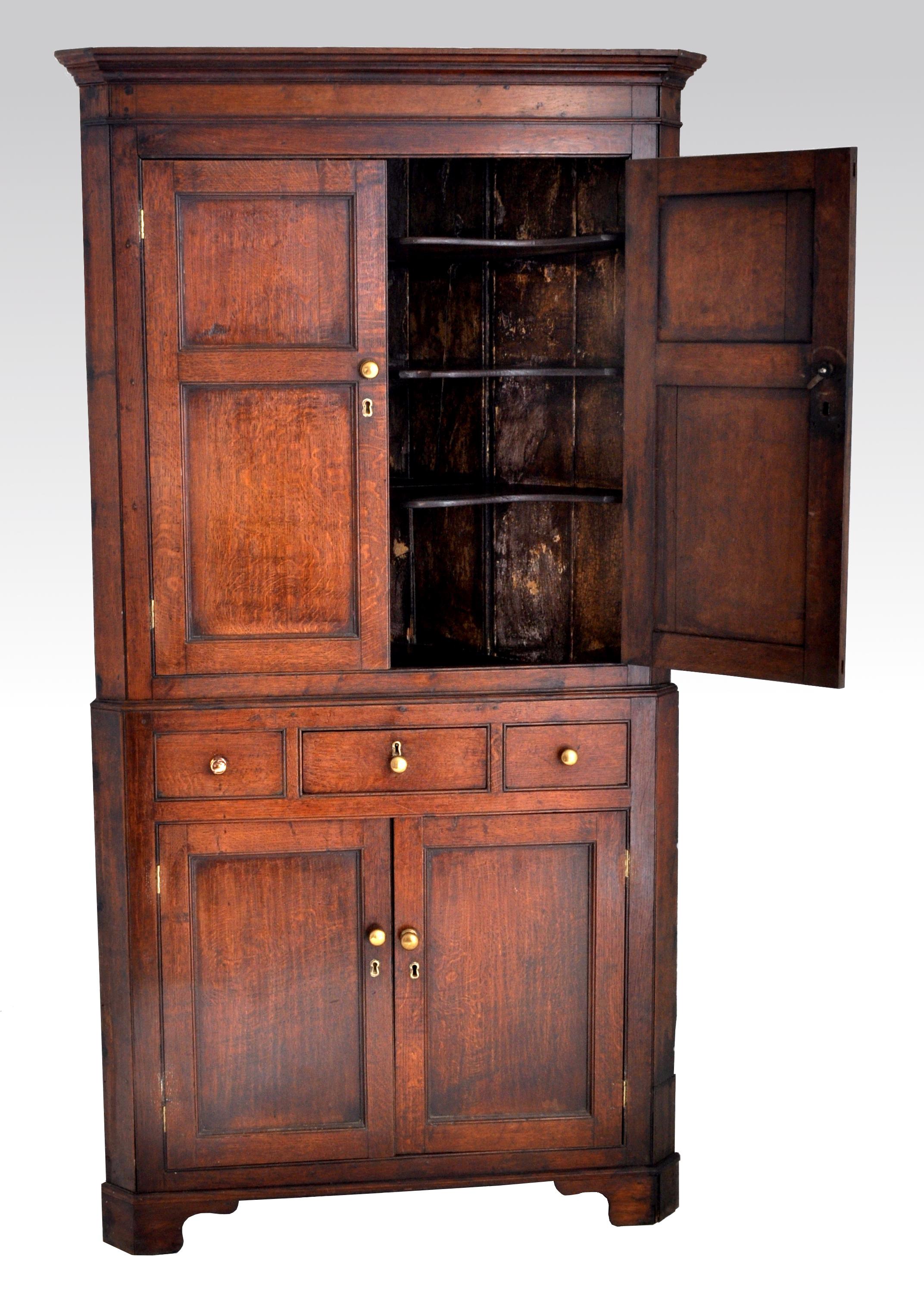 Antique English Georgian George III Oak Corner Cabinet, circa 1780 In Good Condition In Portland, OR