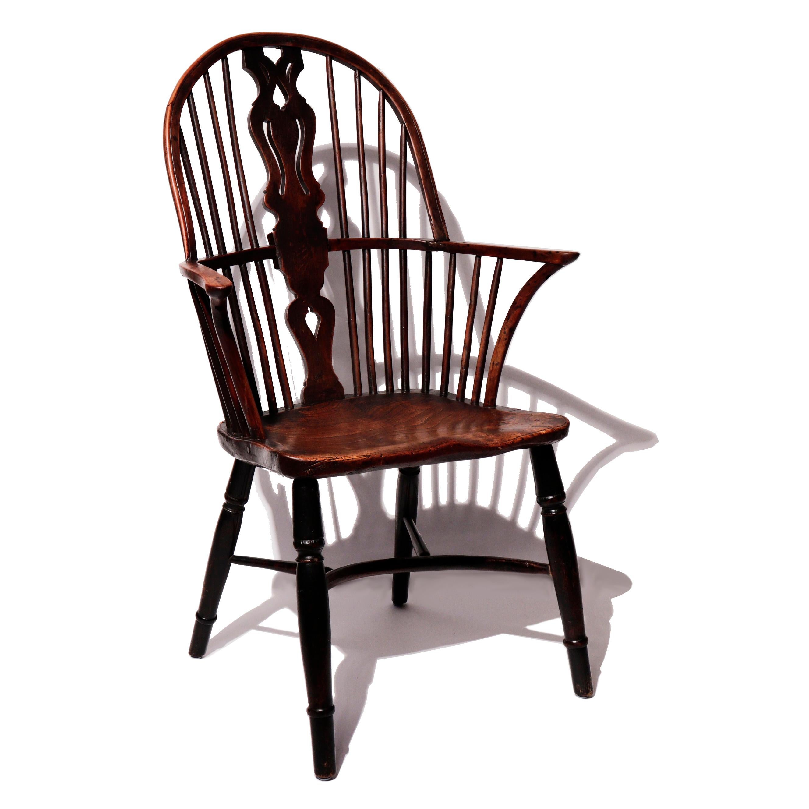 Antique English Georgian High Windsor Armchair, the contoured saddle seat with a rich grained elm, the rest crafted from yew, turned baluster legs joined by a crinoline stretcher, a large and well detailed pierced-shaped back splat, splayed out arms