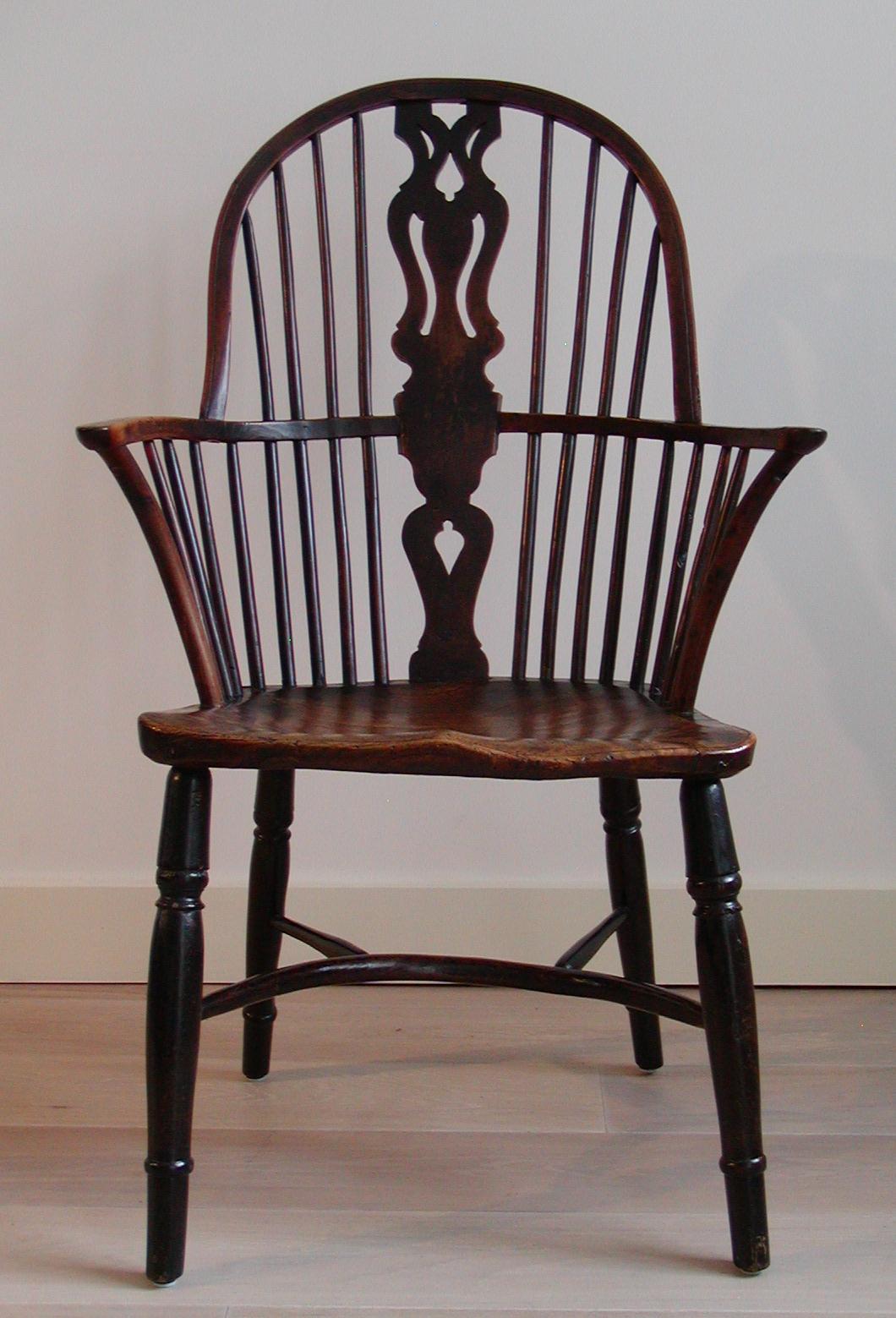 Antique English Georgian High Windsor Armchair, the contoured saddle seat with a rich grained elm, the rest crafted from yew, turned baluster legs joined by a crinoline stretcher, a large and well detailed pierced-shaped back splat, splayed out arms