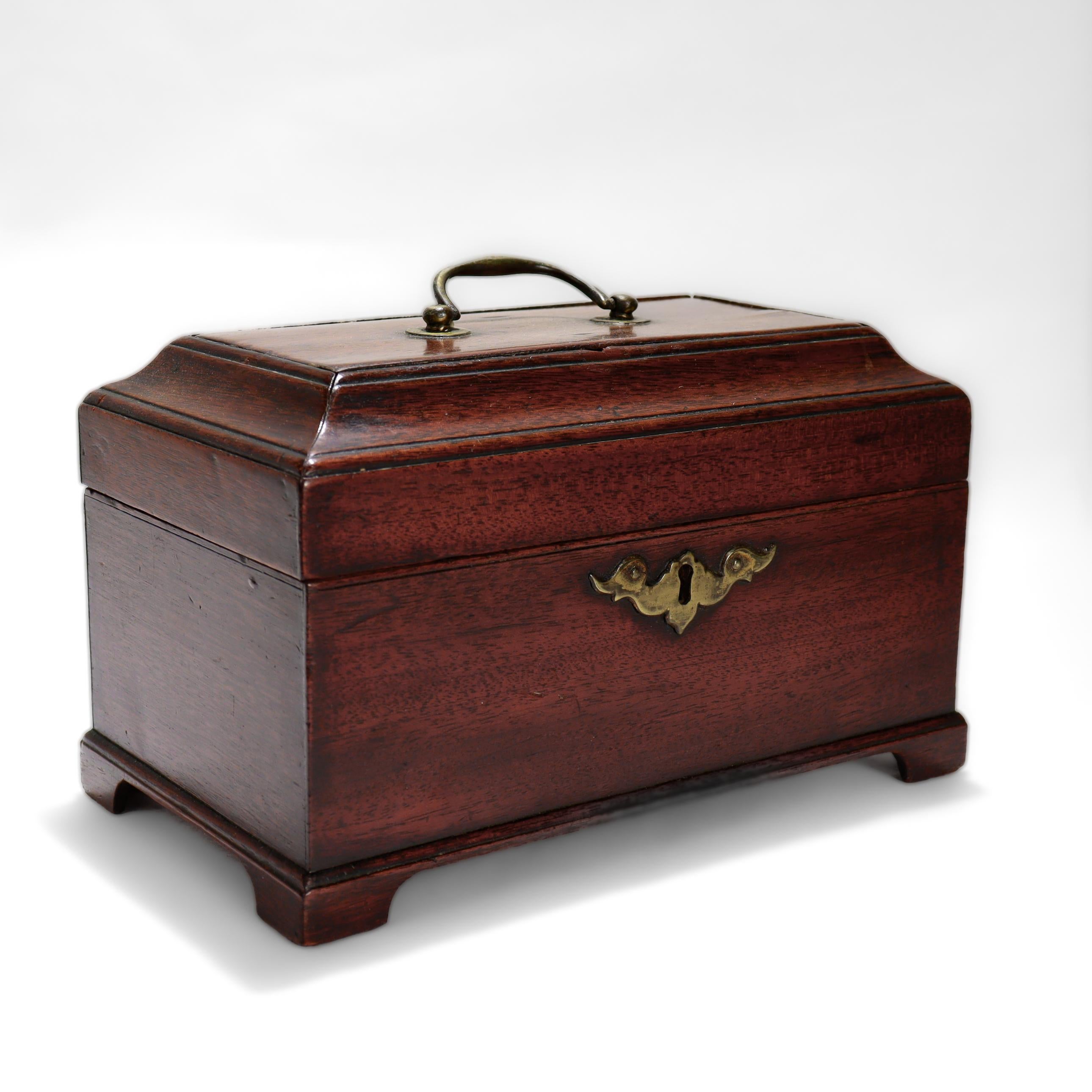 Britannique Boîte à thé antique anglaise géorgienne III en acajou en vente