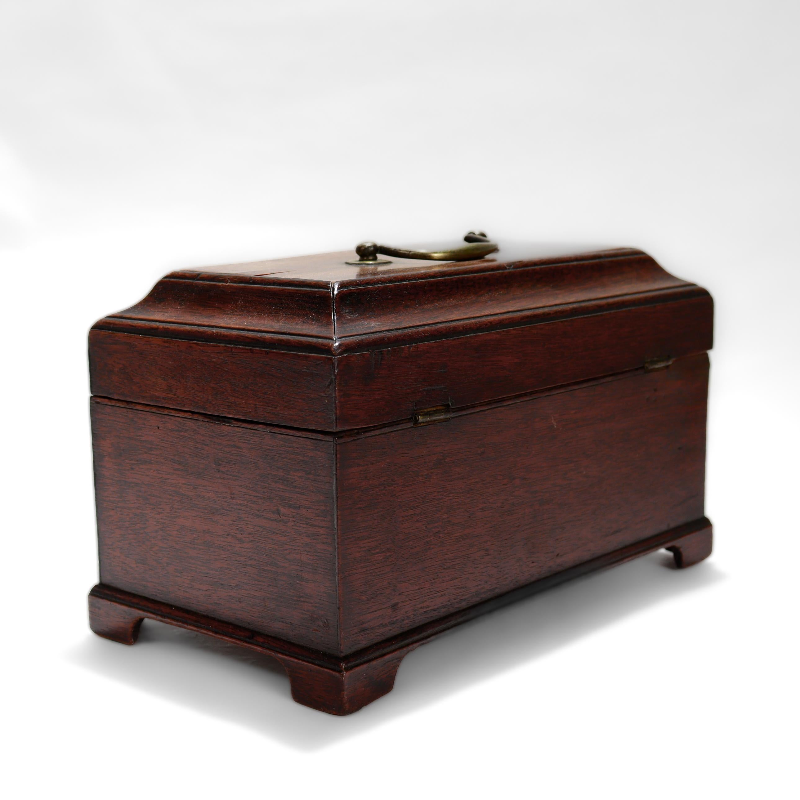 Boîte à thé antique anglaise géorgienne III en acajou en vente 1
