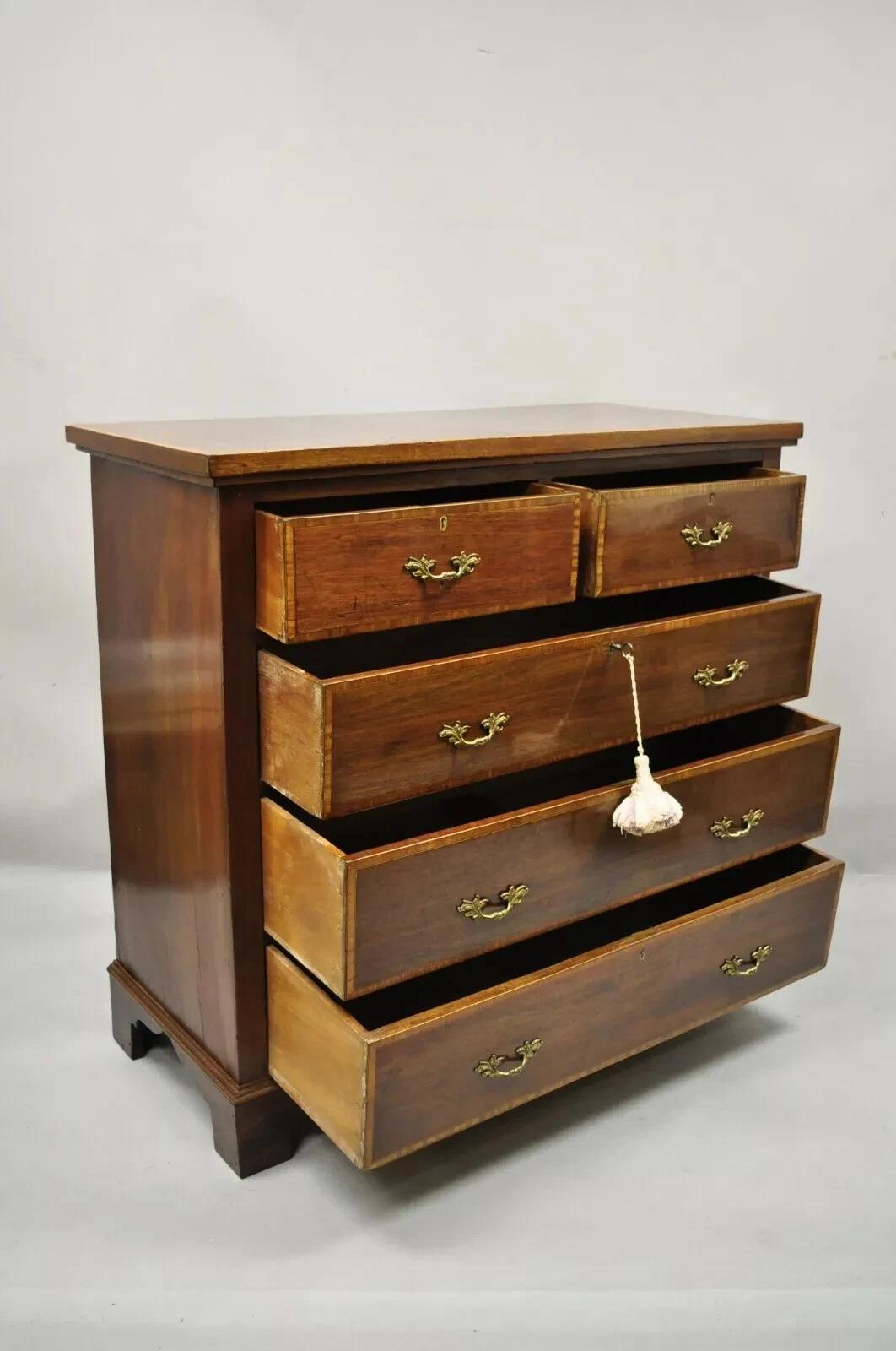 Antique English Georgian Mahogany Banded Satinwood Inlay 5 Drawer Chest Dresser. Item features banded satinwood inlay, beautiful wood grain, working lock and key, 5 dovetailed drawers, quality craftsmanship, very nice antique item. Circa Late 19th