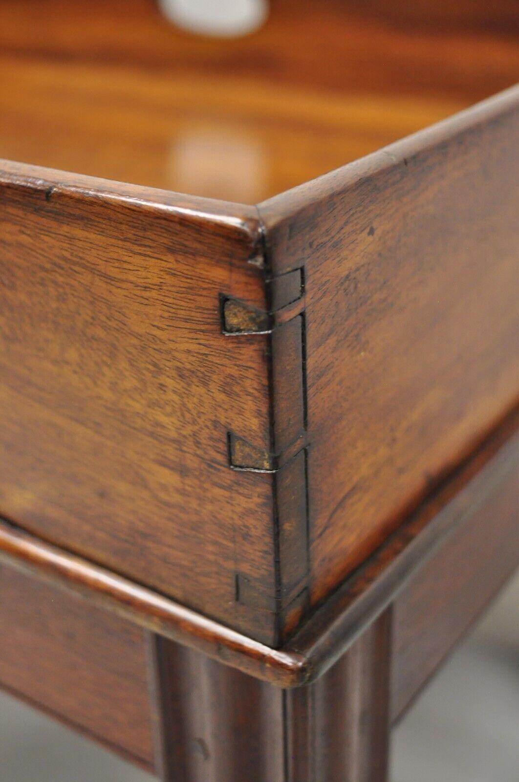 20ième siècle Ancienne table basse anglaise de style maître de maison en acajou géorgien avec queue d'aronde en vente