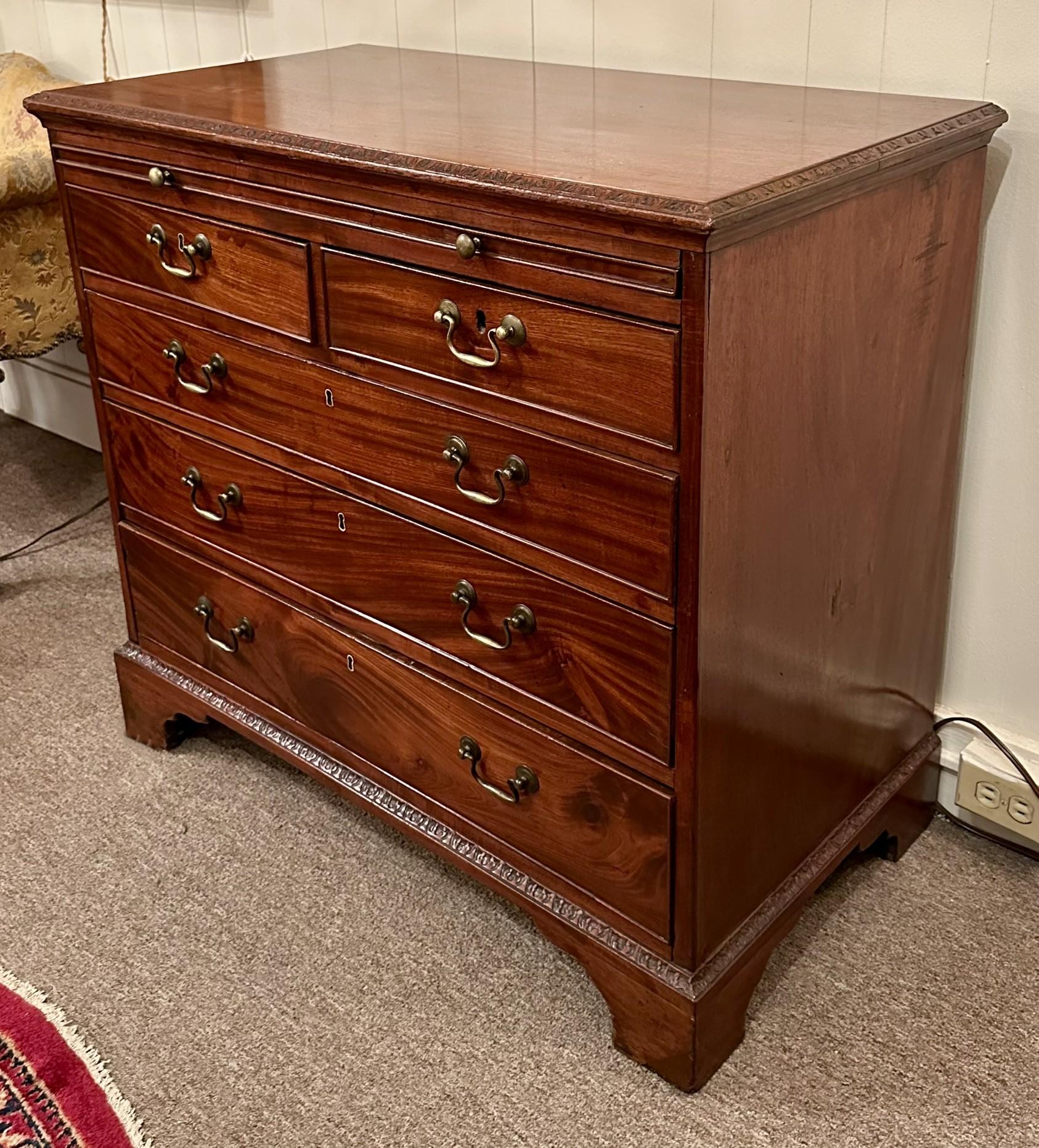 Ottone Antico cassettone inglese in mogano georgiano, CIRCA 1800. in vendita