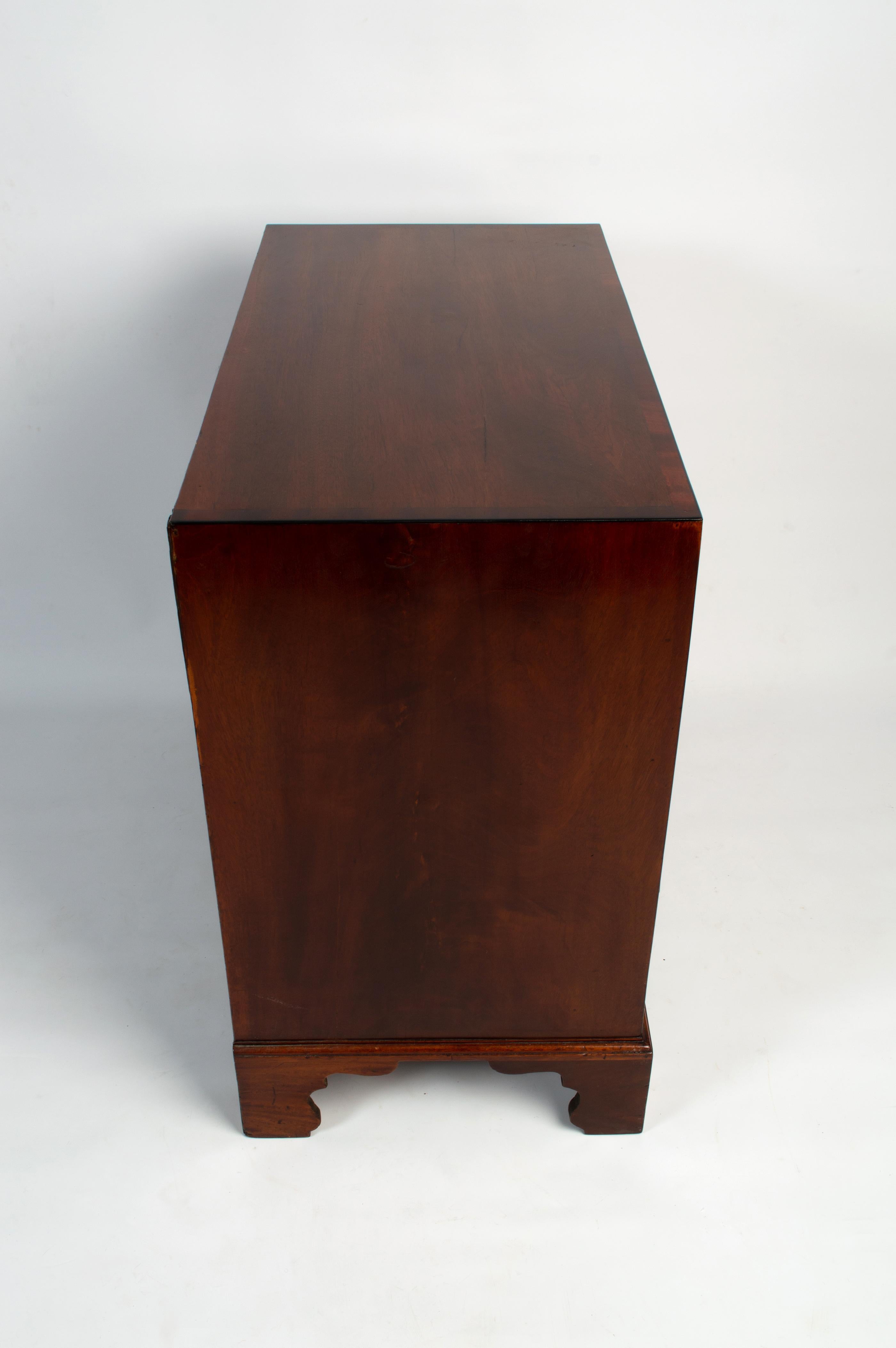 Antique English Georgian Mahogany Diminutive Chest of Drawers, circa 1750  In Good Condition For Sale In London, GB