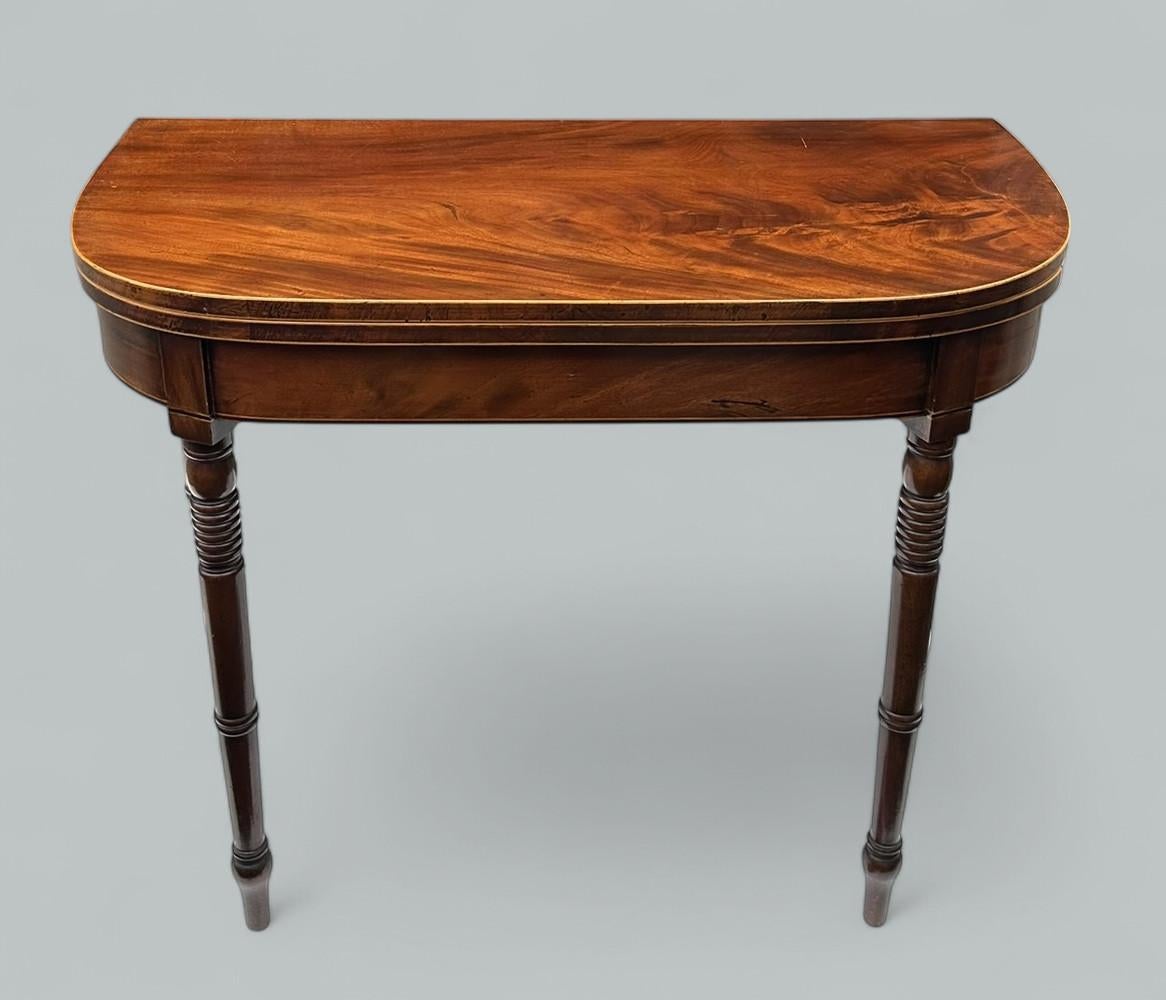 Antigua mesa auxiliar inglesa georgiana de caoba plegable para juegos de cartas y té 19Ct Georgiano en venta