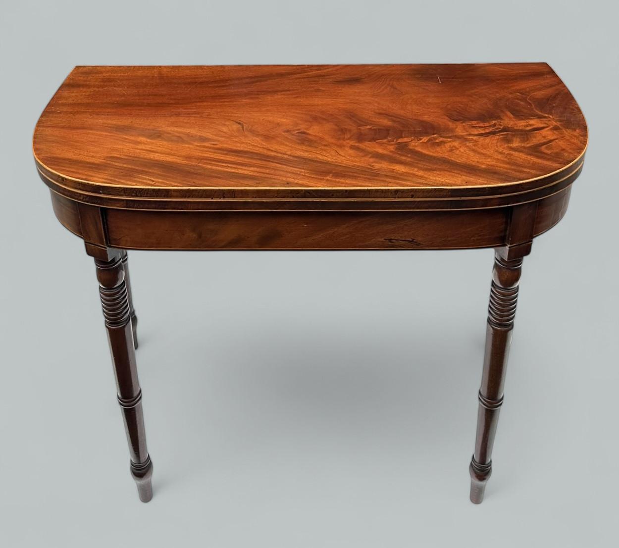 Antigua mesa auxiliar inglesa georgiana de caoba plegable para juegos de cartas y té 19Ct Británico en venta