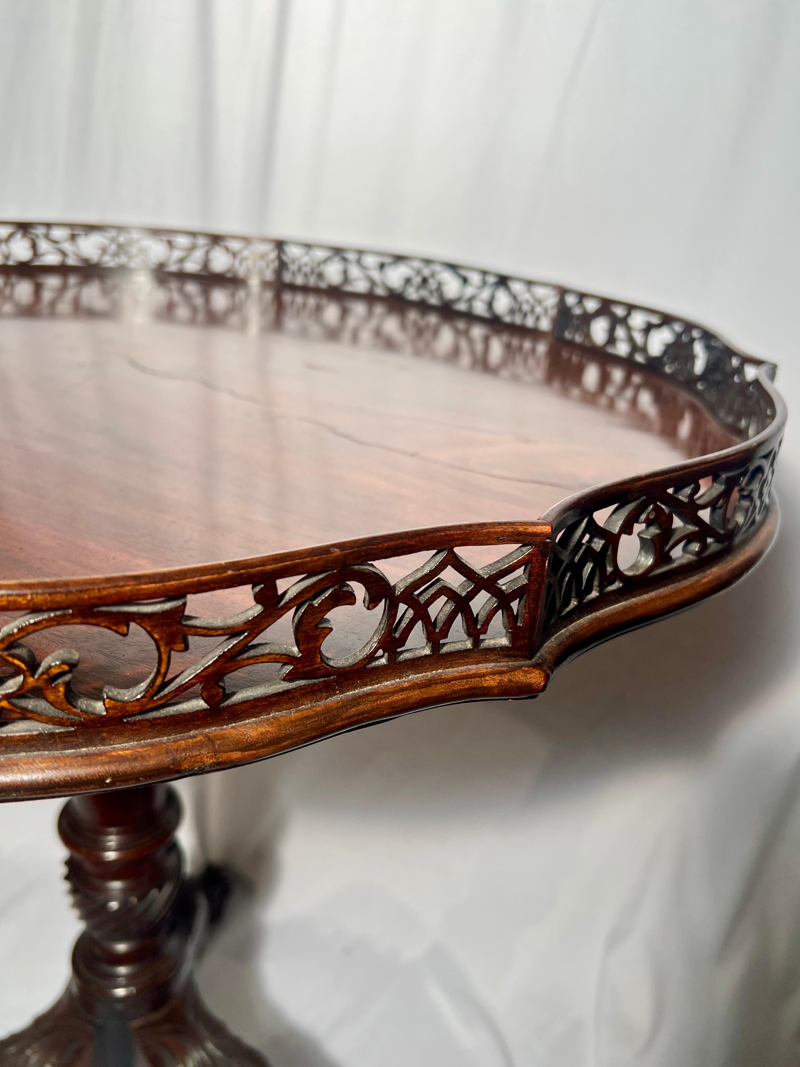 Anglais Ancienne table Chippendale anglaise géorgienne en acajou à galerie, Circa 1840. en vente