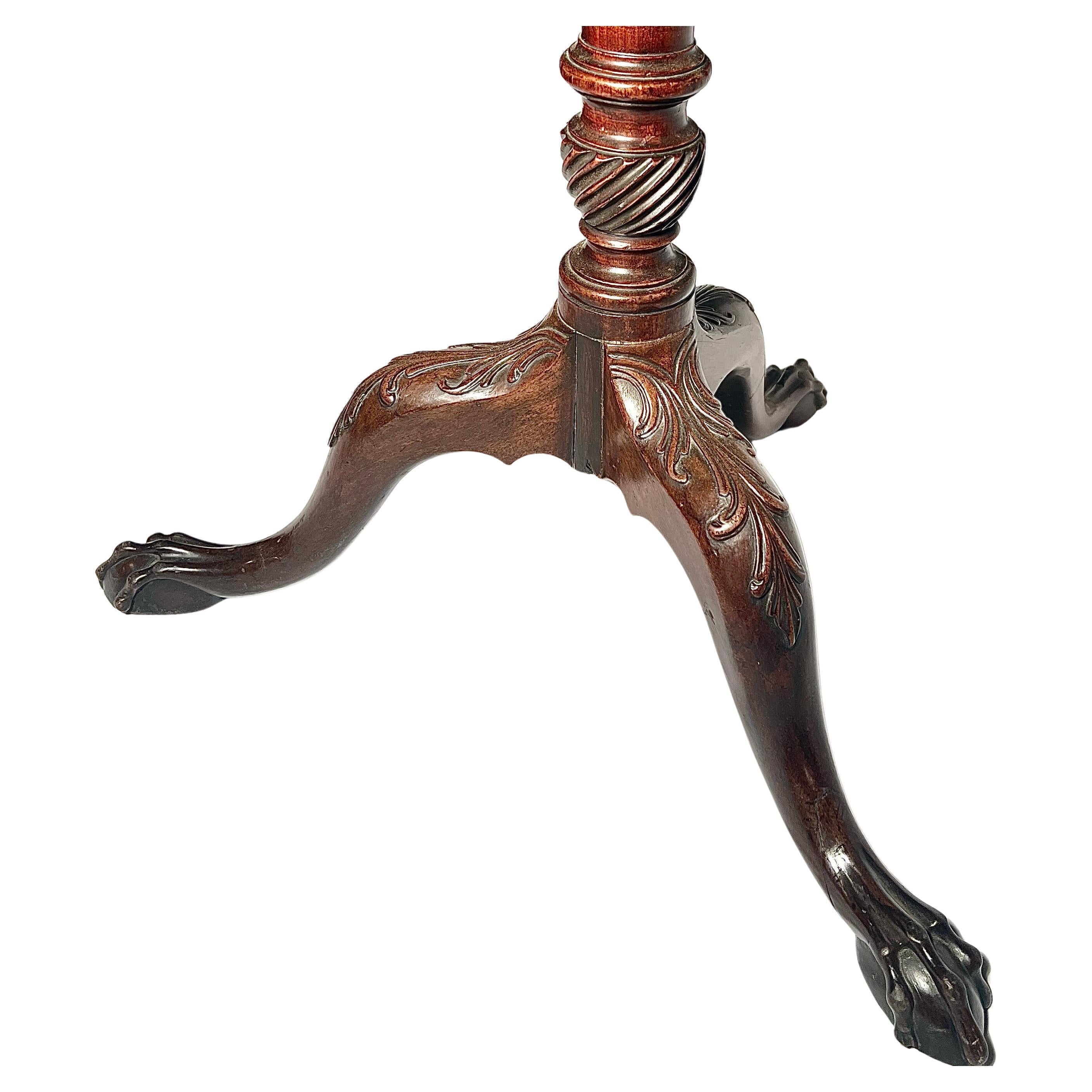 Ancienne table Chippendale anglaise géorgienne en acajou à galerie, Circa 1840. Bon état - En vente à New Orleans, LA