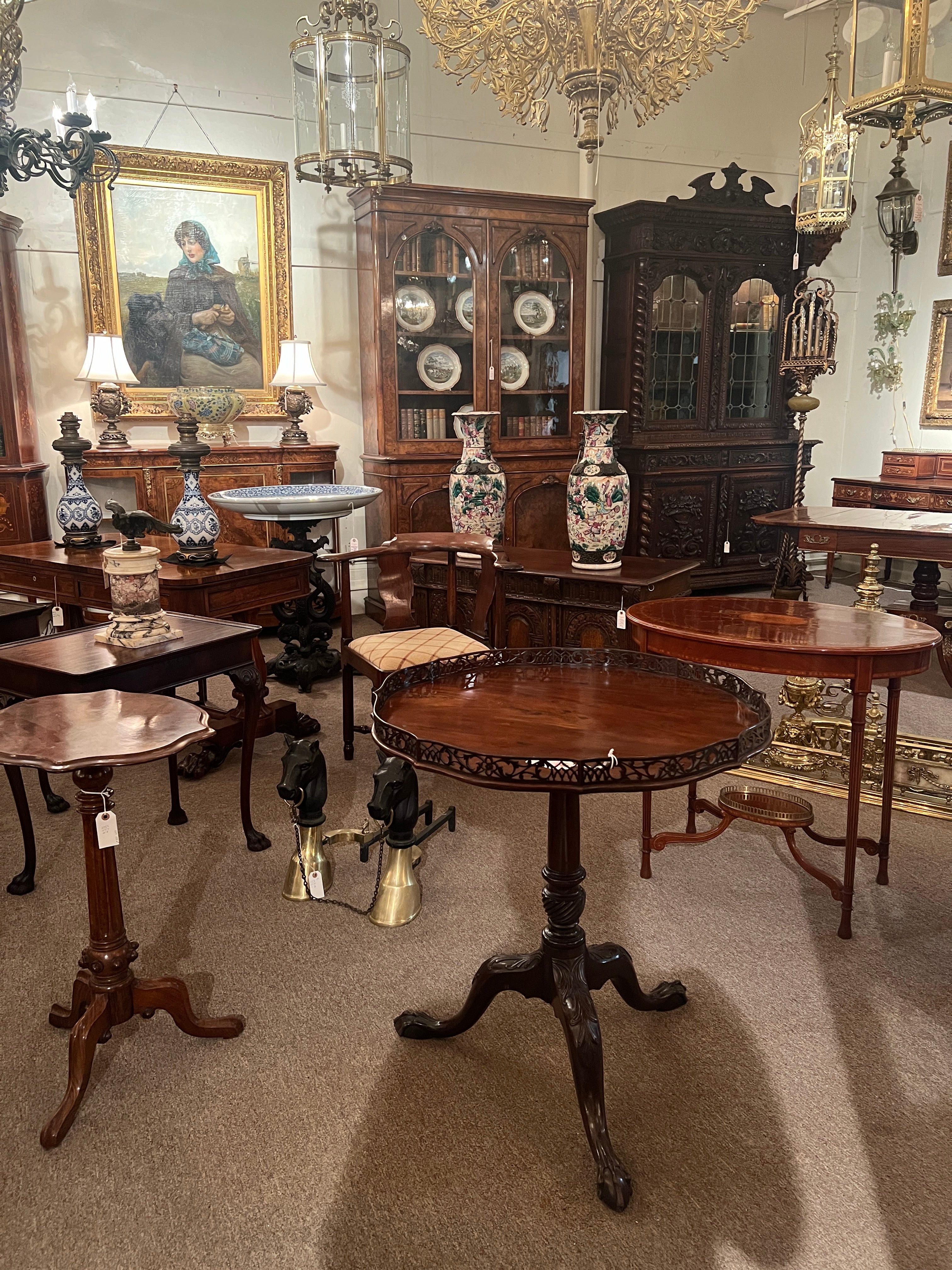 XIXe siècle Ancienne table Chippendale anglaise géorgienne en acajou à galerie, Circa 1840. en vente