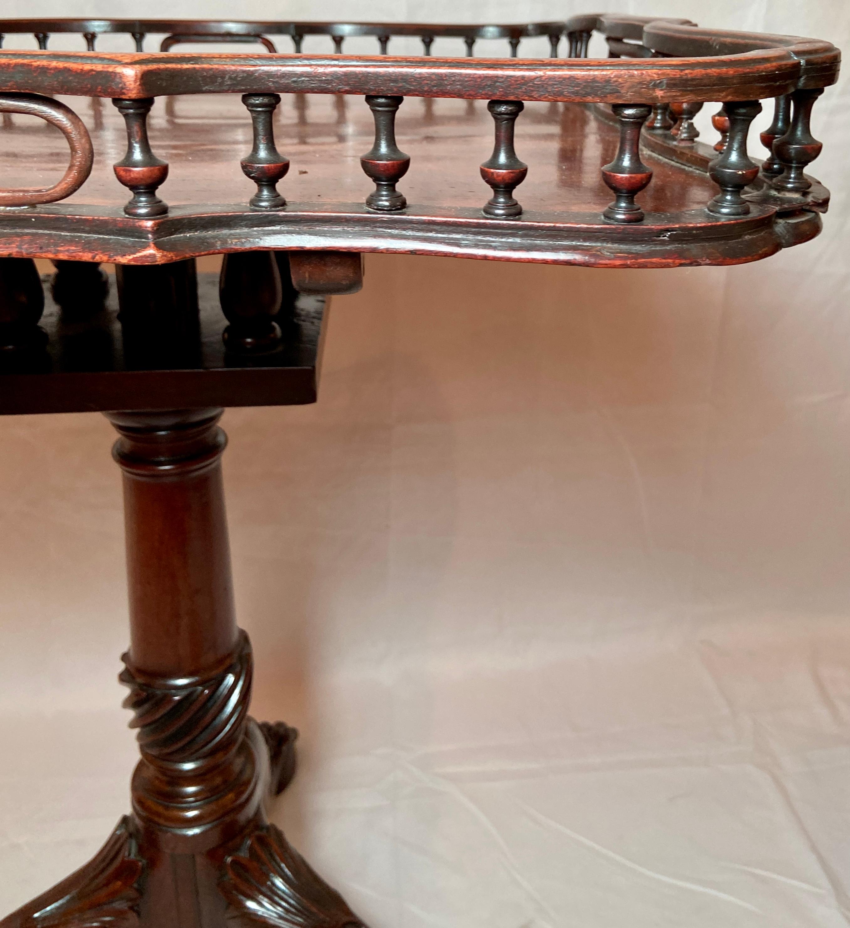 Acajou Ancienne table à rallonge anglaise géorgienne en acajou à plateau basculant, vers 1840 en vente