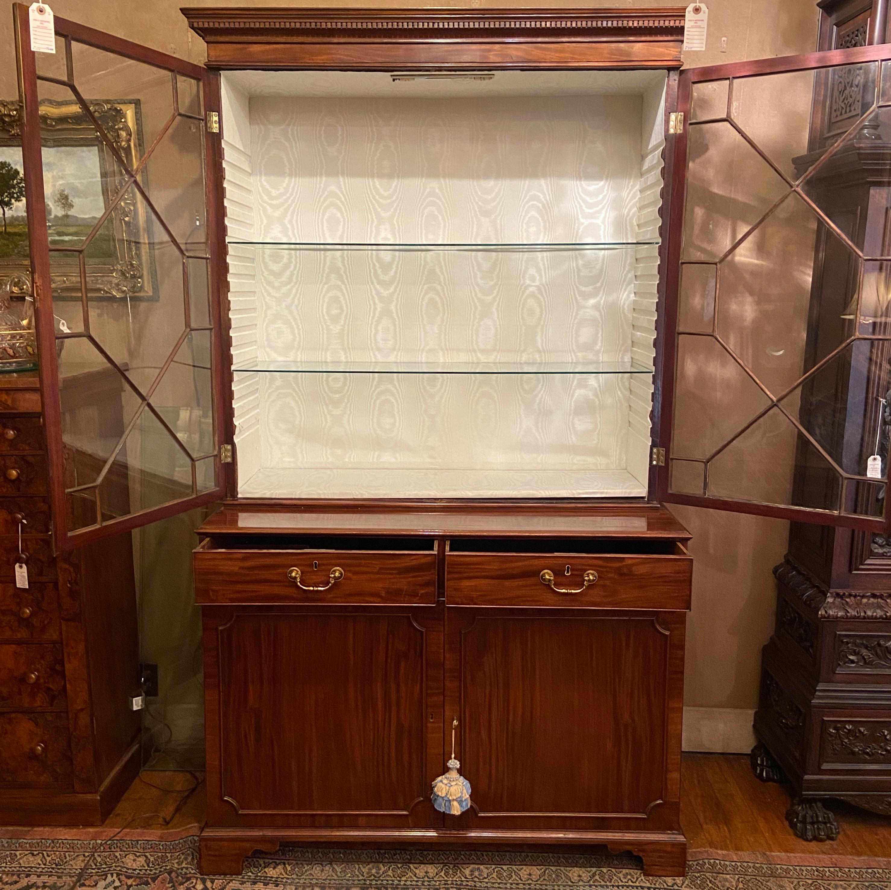 Antique English Georgian Mahogany Glass-Front Bookcase, circa 1810-1820 In Good Condition For Sale In New Orleans, LA