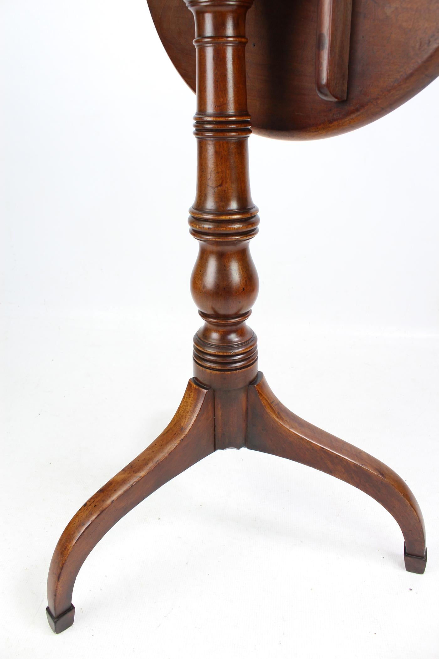 Antique English Georgian Mahogany Tilt-Top Tripod Wine Table, circa 1800 1