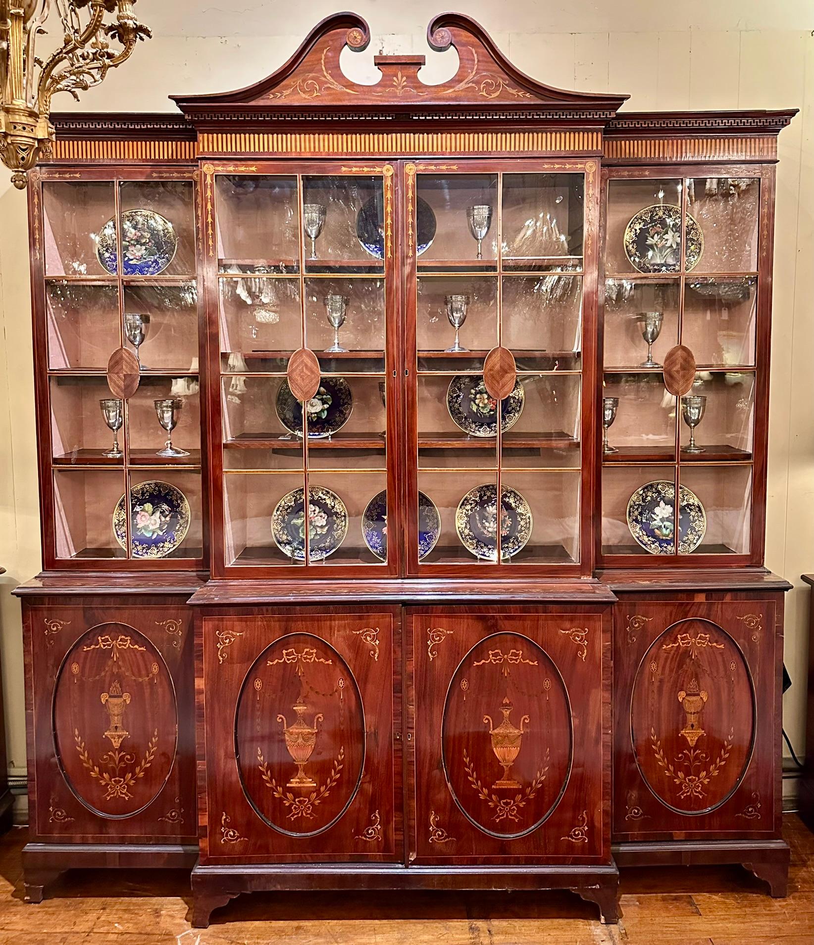 Antique English Georgian Mahogany with Inlay Breakfront Bookcase Circa 1800-1820 In Good Condition For Sale In New Orleans, LA