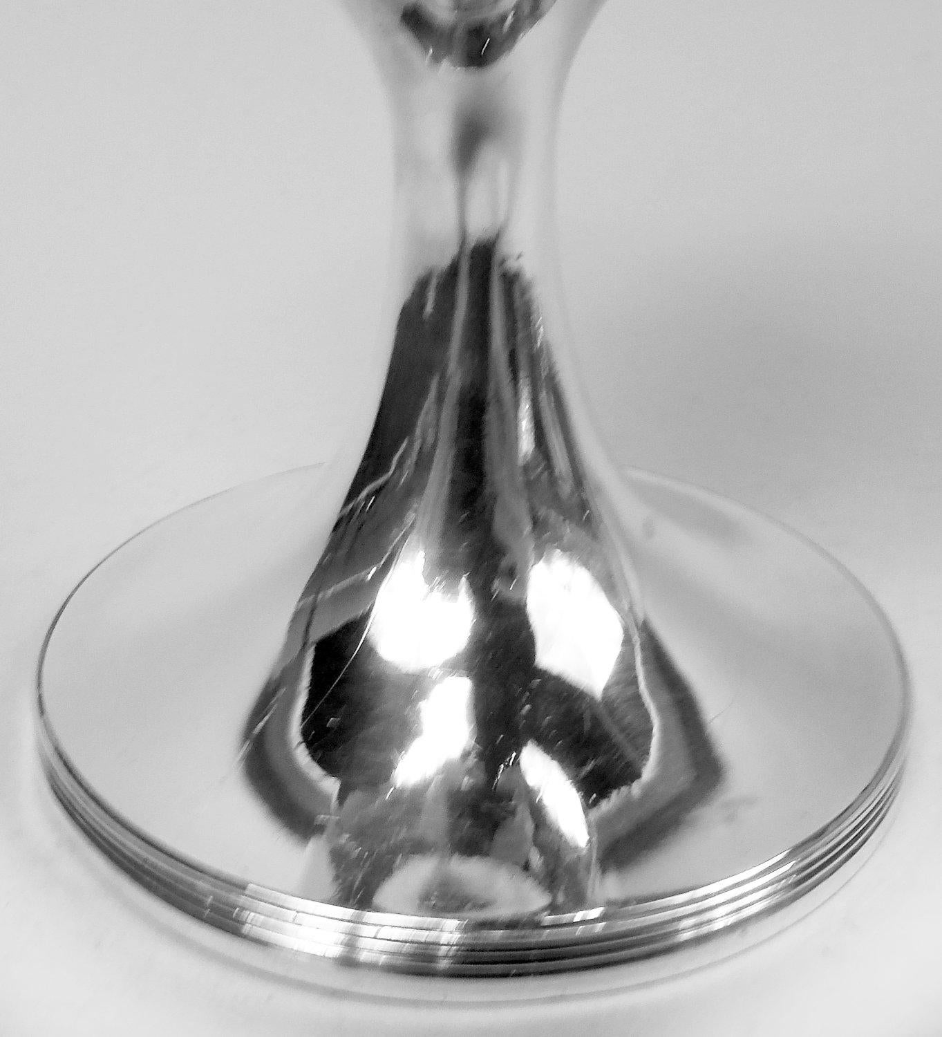 Coupe en argent de George III. Fabriqué par Solomon Hougham à Londres en 1798. Coupe ovoïde sur tige cylindrique s'écoulant dans un pied surélevé. Bord de pied cannelé. Forme néoclassique dépouillée qui convient aux tables traditionnelles et